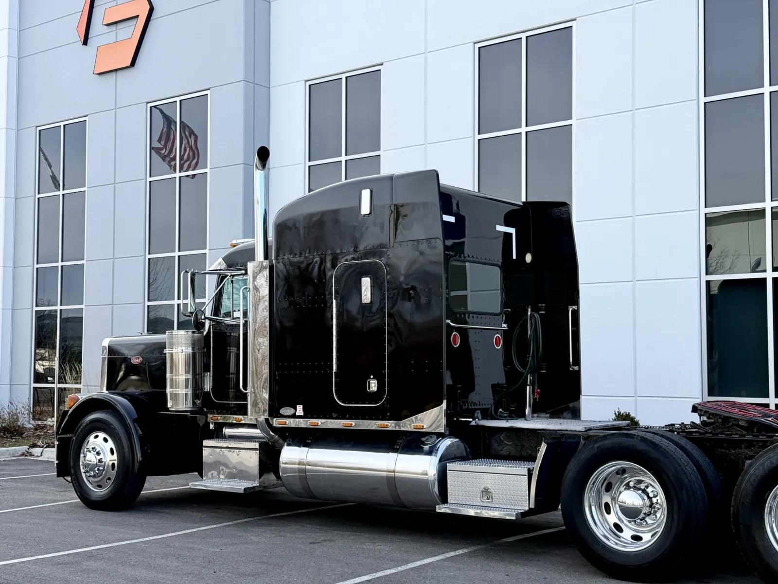 2002 Peterbilt 379 in New Lenox, IL — photo 8