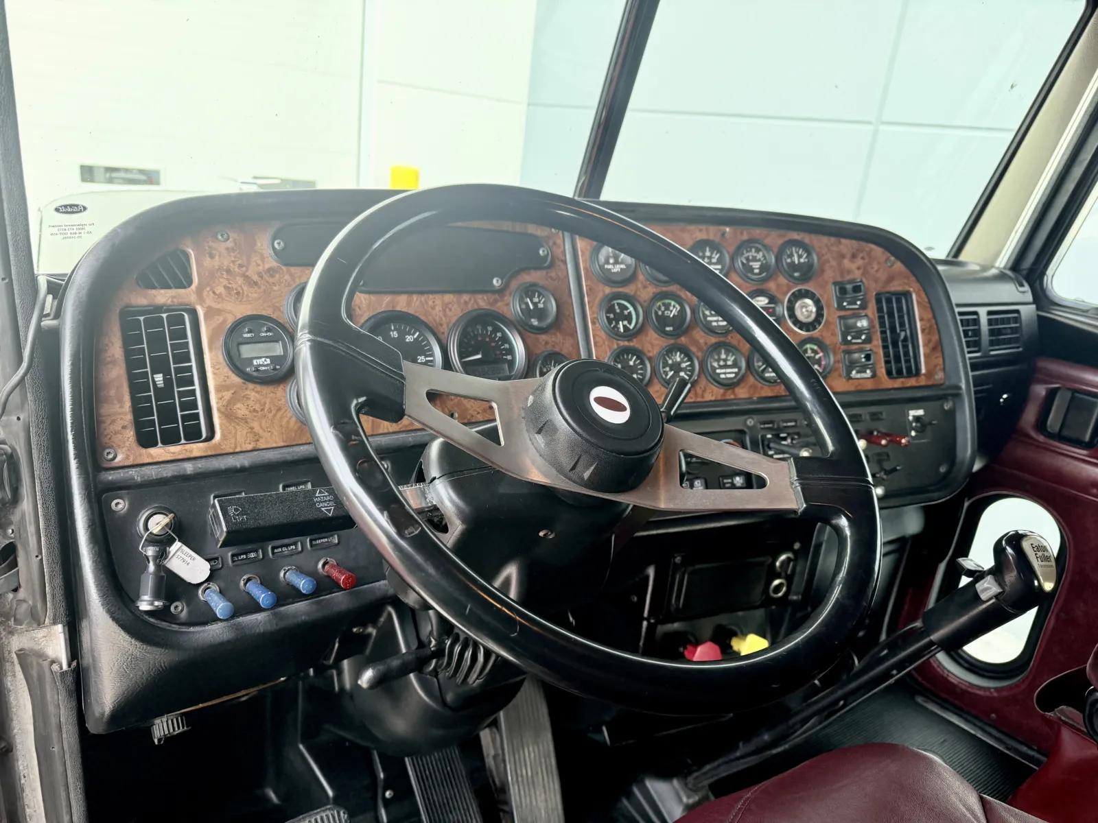 2002 Peterbilt 379 in New Lenox, IL — photo 14