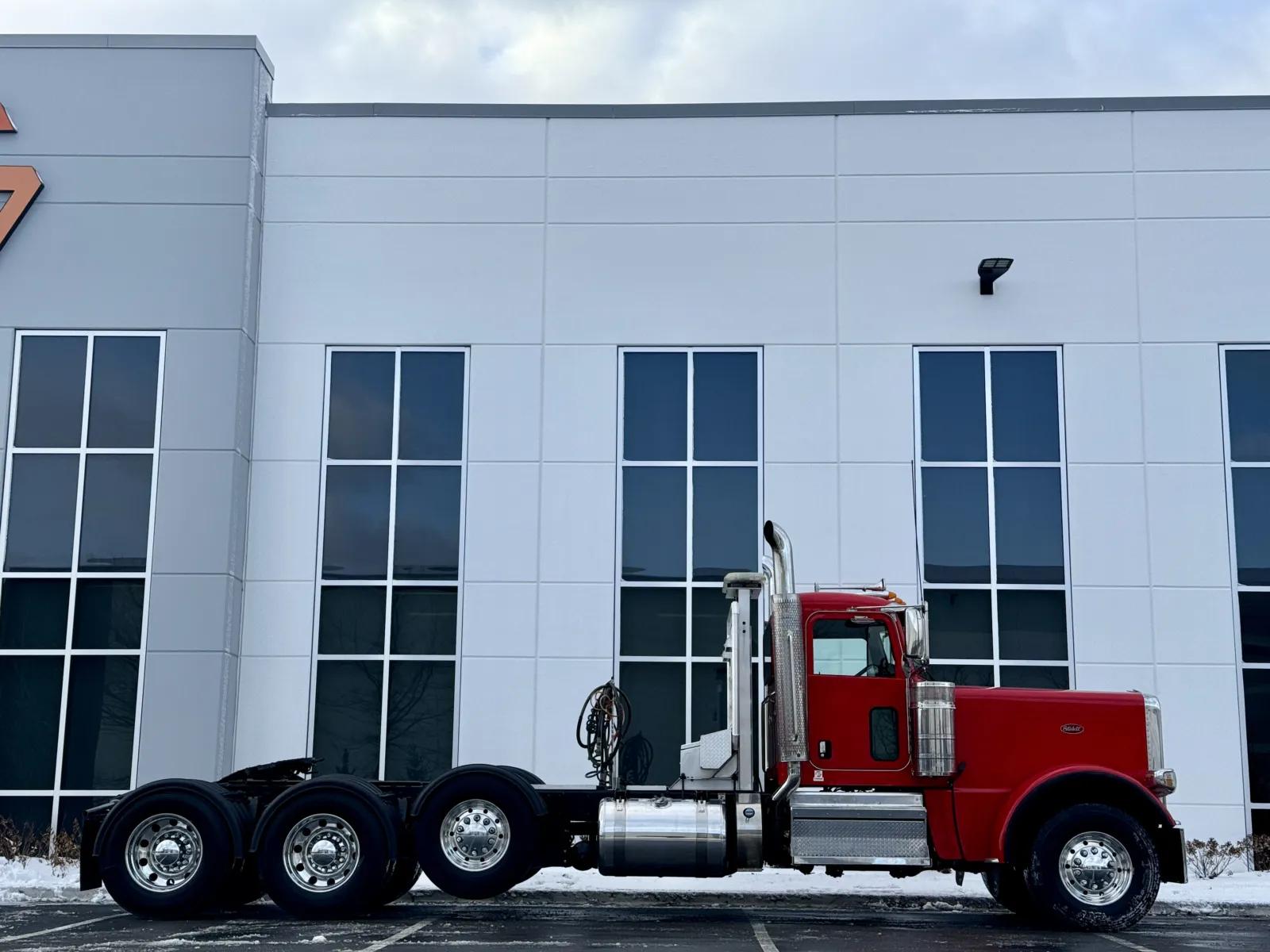 2019 Peterbilt 389 in New Lenox, IL — photo 3