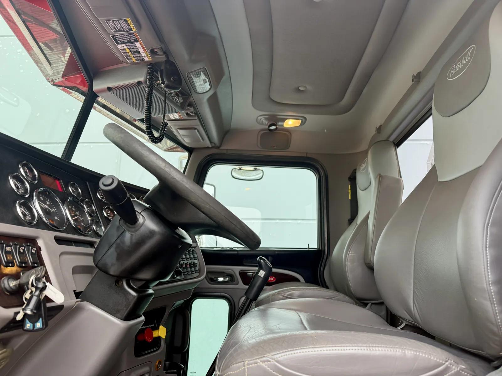 2019 Peterbilt 389 in New Lenox, IL — photo 14