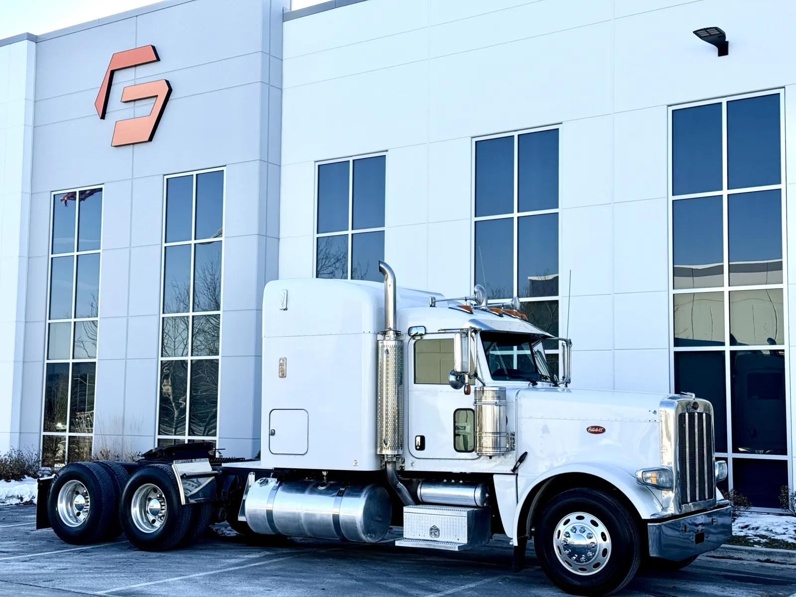 2014 Peterbilt 388 in New Lenox, IL — photo 2