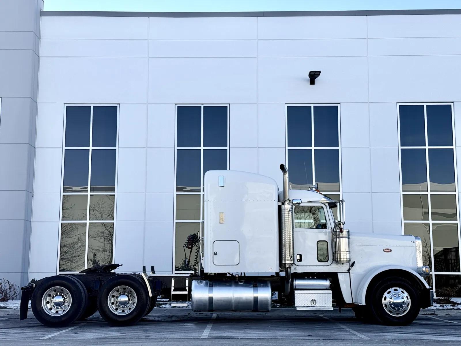 2014 Peterbilt 388 in New Lenox, IL — photo 3