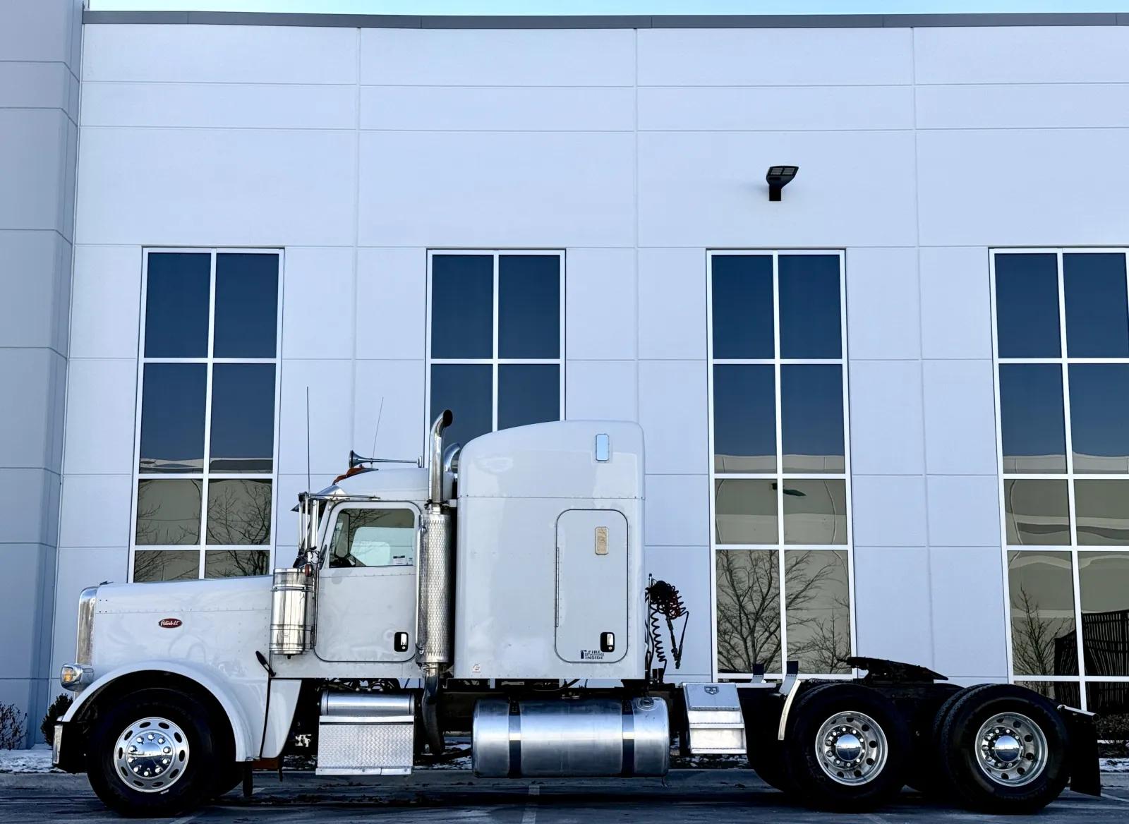 2014 Peterbilt 388 in New Lenox, IL — photo 4
