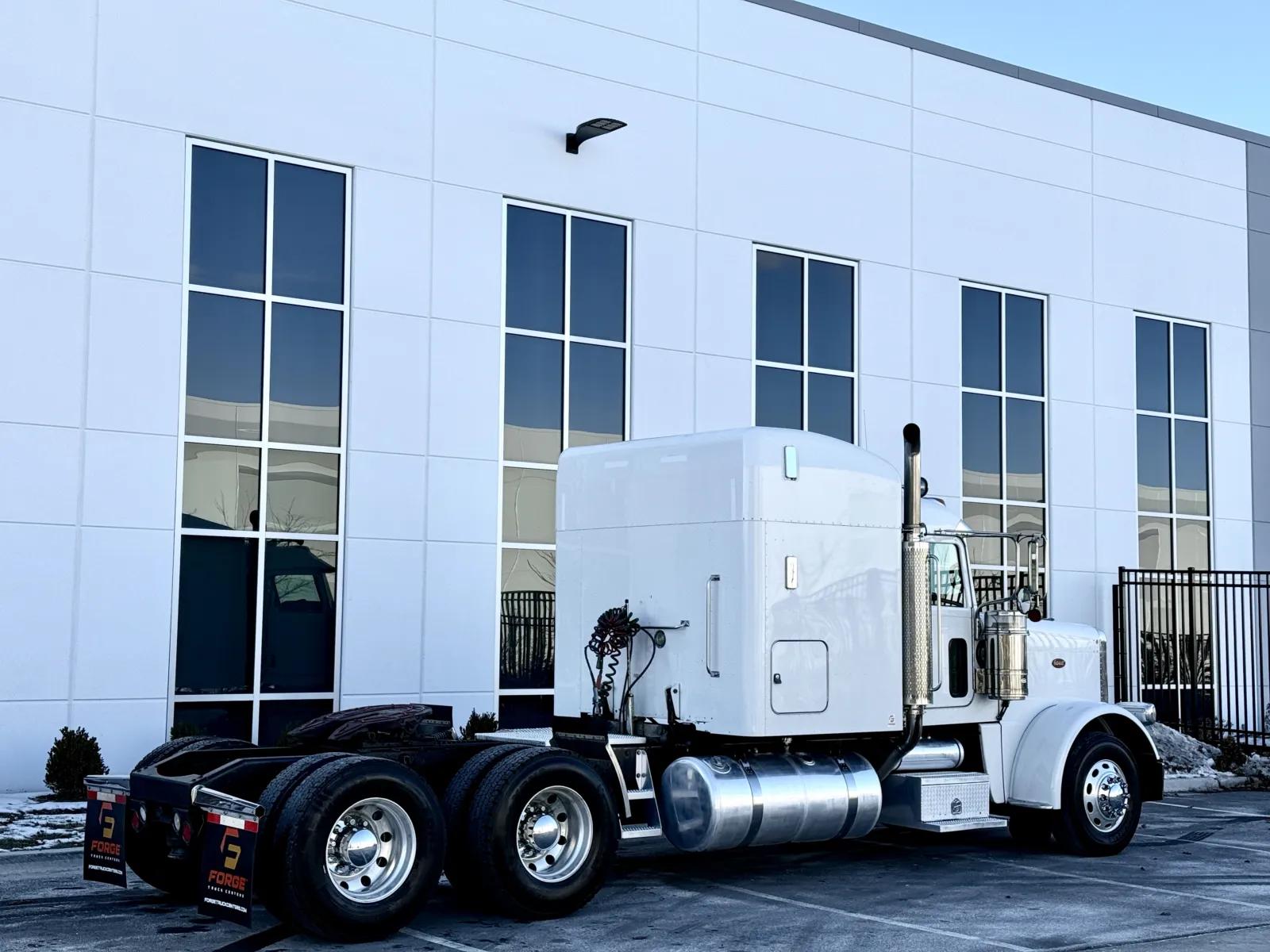 2014 Peterbilt 388 in New Lenox, IL — photo 5