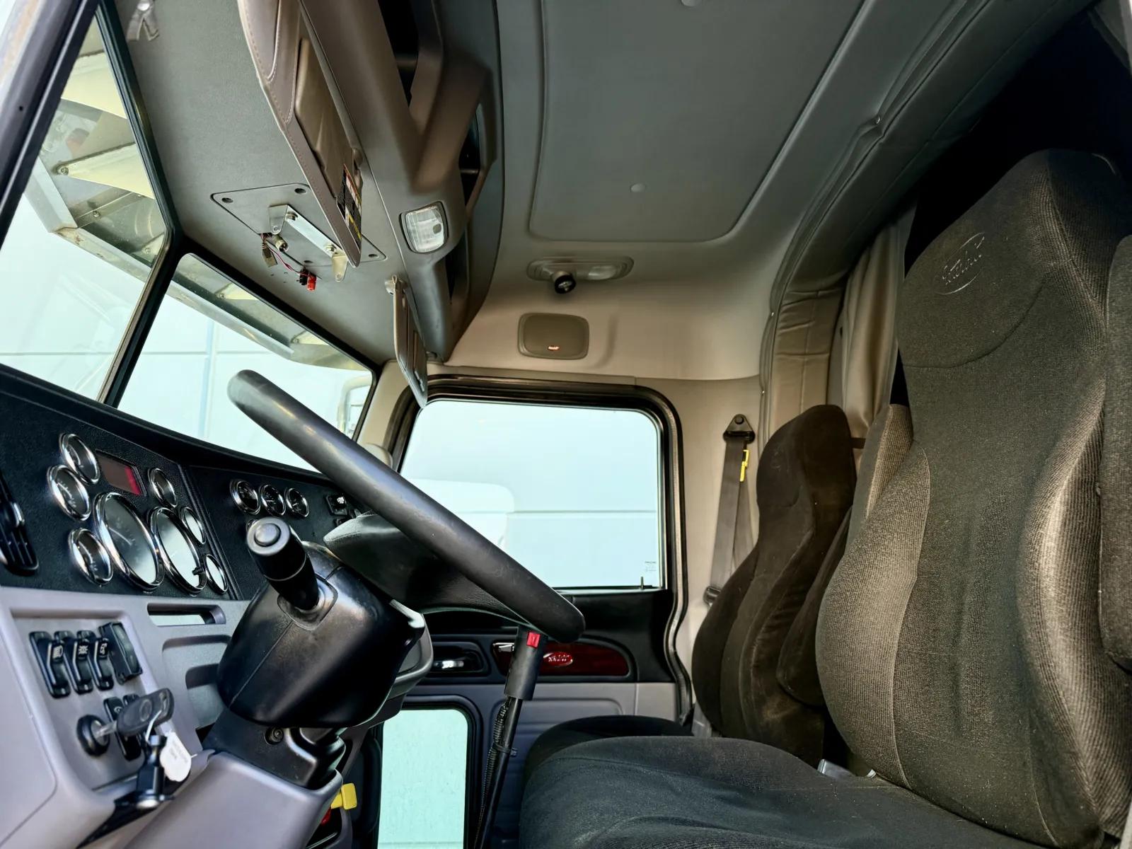 2014 Peterbilt 388 in New Lenox, IL — photo 14