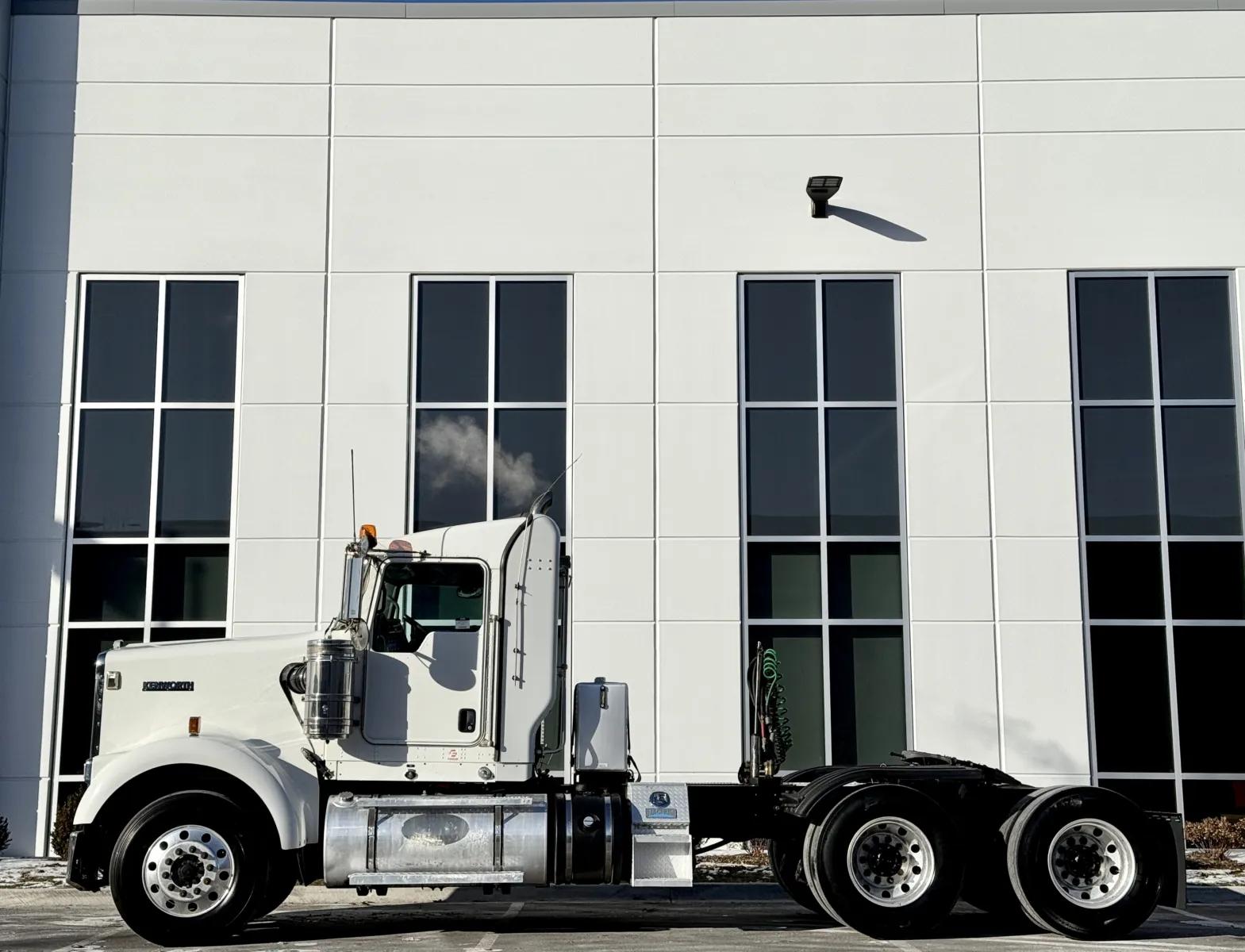 2020 Kenworth W900 in New Lenox, IL — photo 4