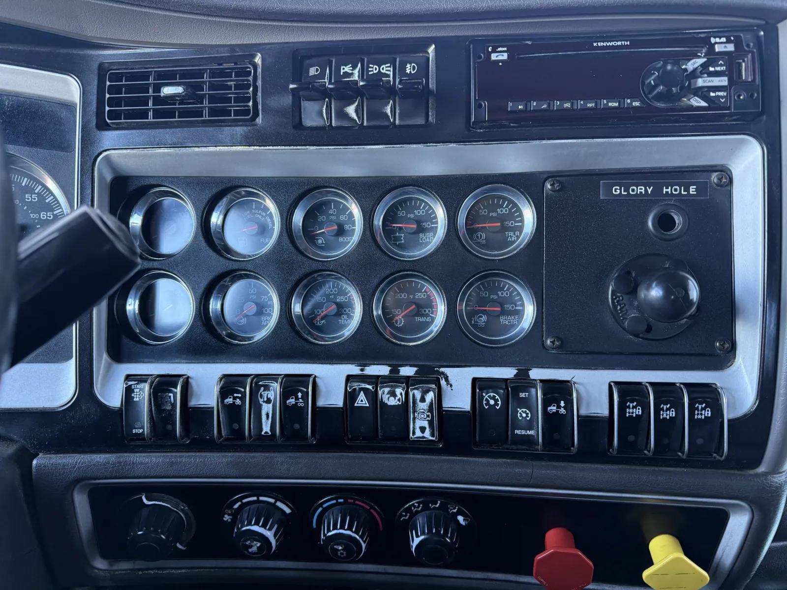 2020 Kenworth W900 in New Lenox, IL — photo 18