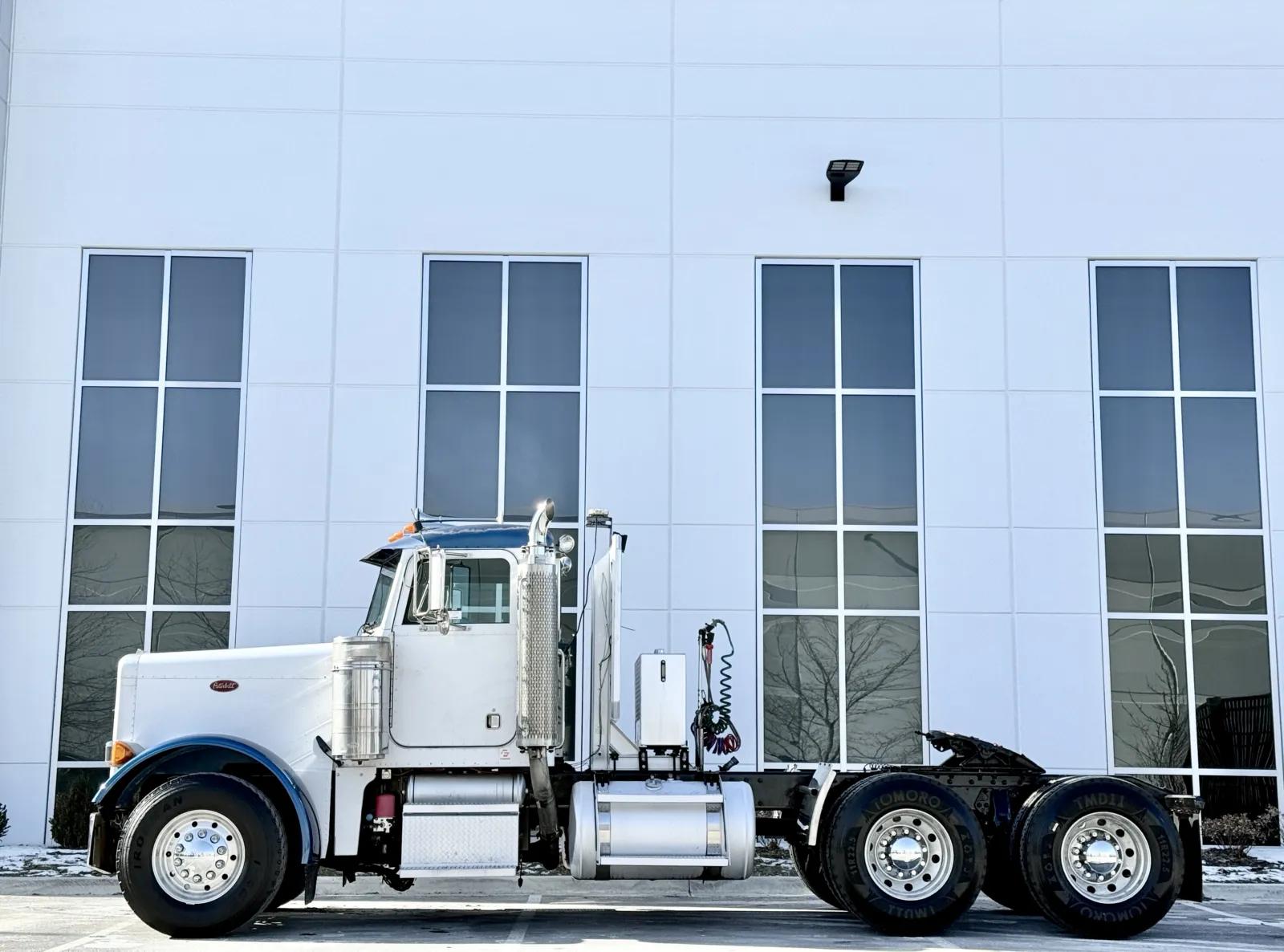 2003 Peterbilt 379 in New Lenox, IL — photo 4