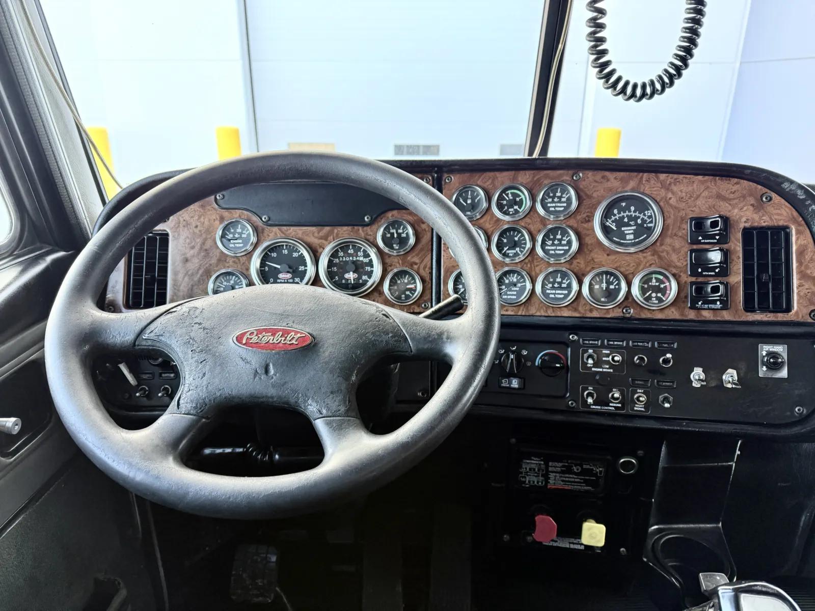 2003 Peterbilt 379 in New Lenox, IL — photo 16