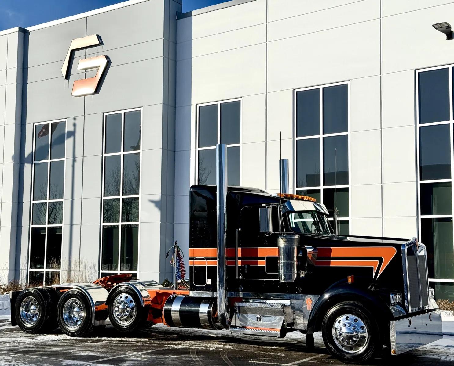 2018 Kenworth W900 in New Lenox, IL — photo 2