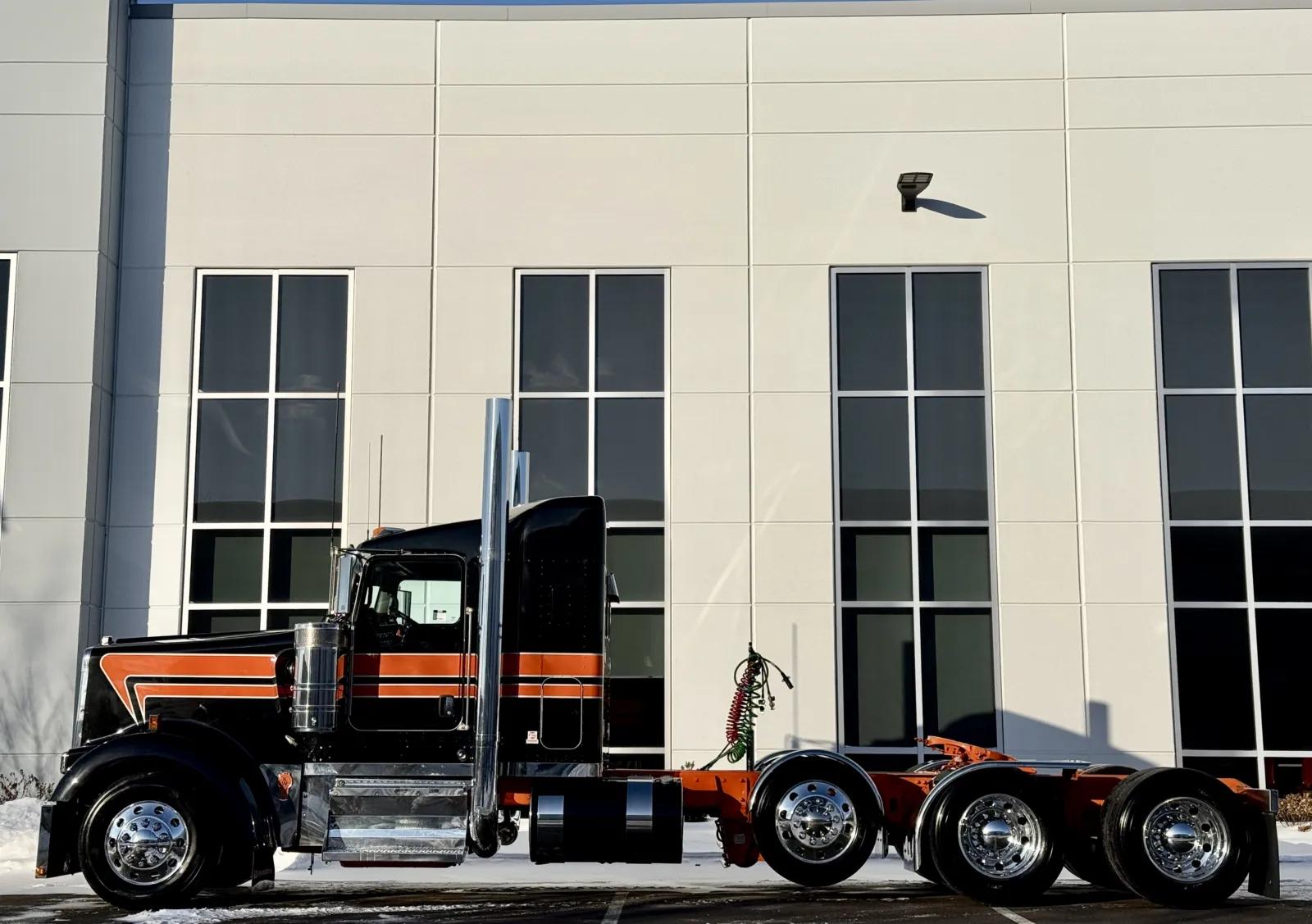 2018 Kenworth W900 in New Lenox, IL — photo 4
