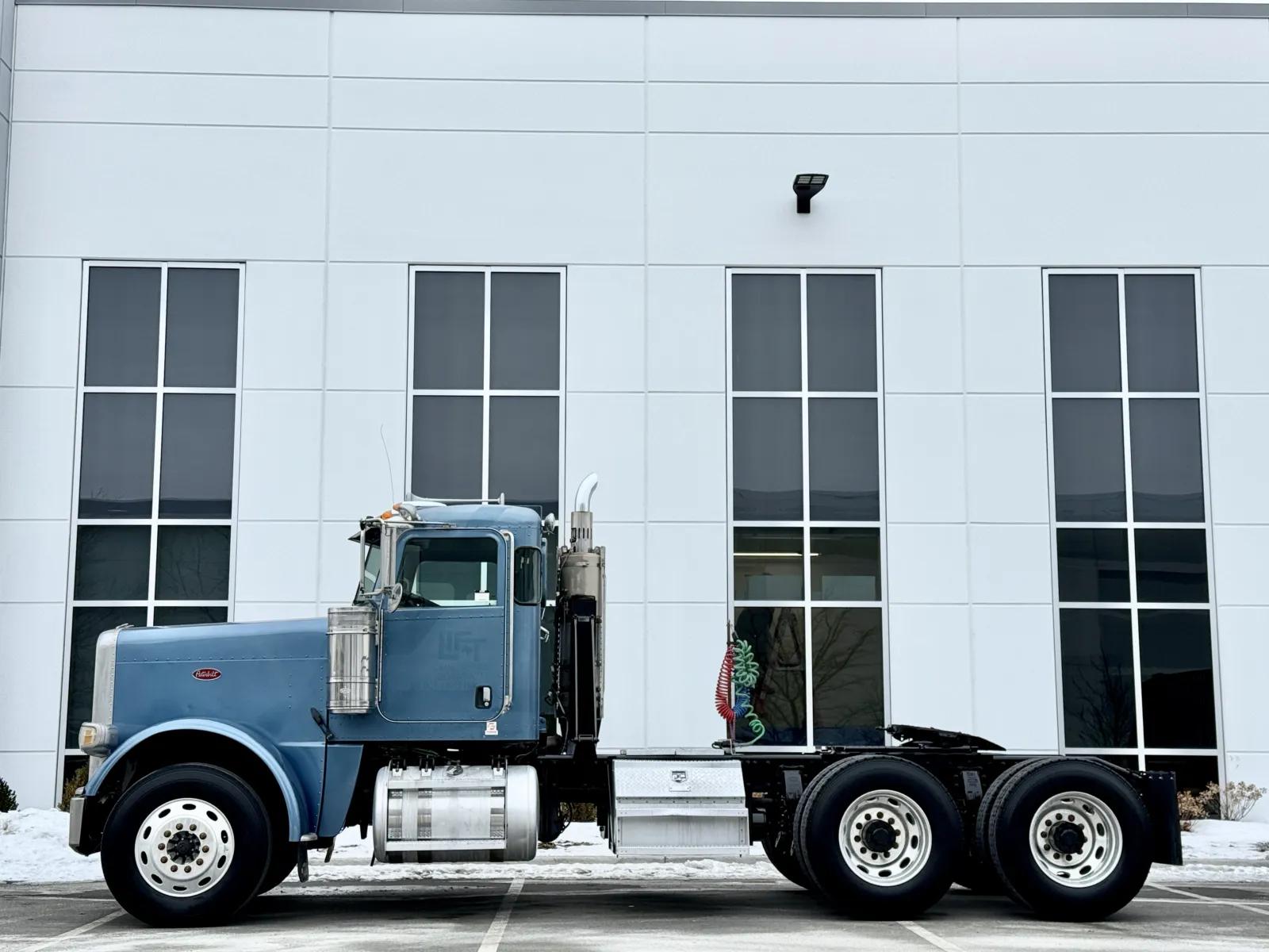 2009 Peterbilt 388 in New Lenox, IL — photo 4