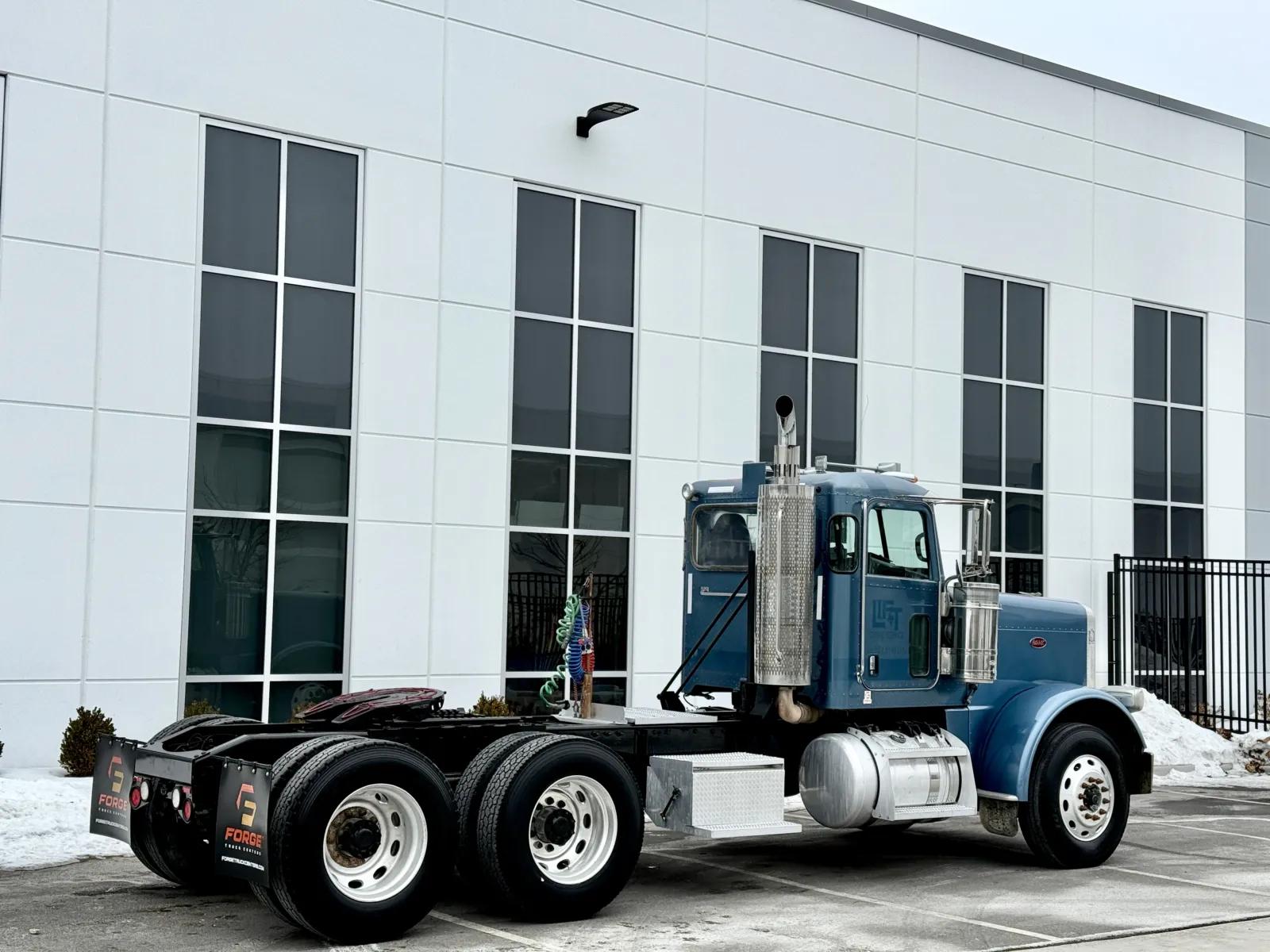 2009 Peterbilt 388 in New Lenox, IL — photo 5