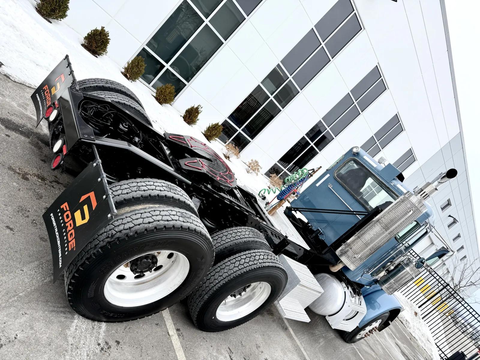 2009 Peterbilt 388 in New Lenox, IL — photo 11