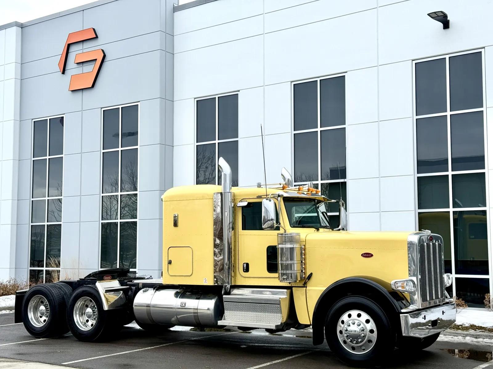 2023 Peterbilt 389 in New Lenox, IL — photo 2