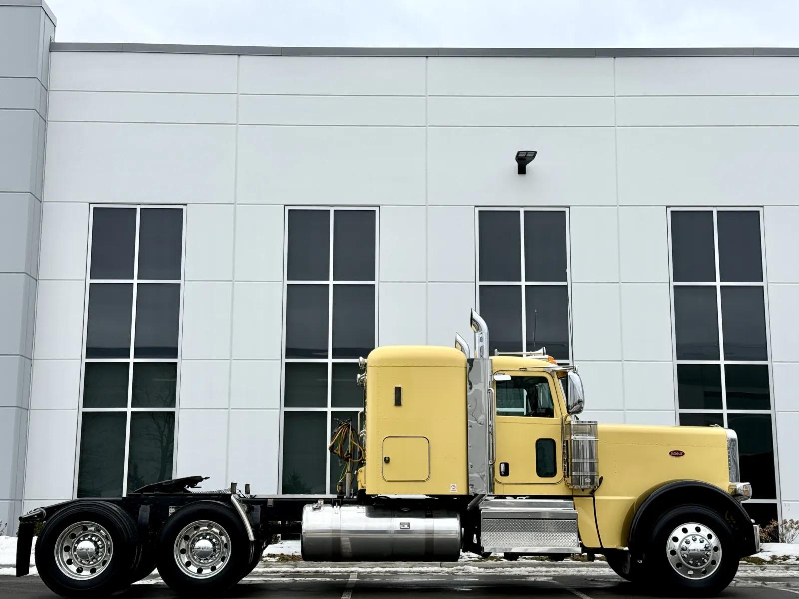 2023 Peterbilt 389 in New Lenox, IL — photo 3