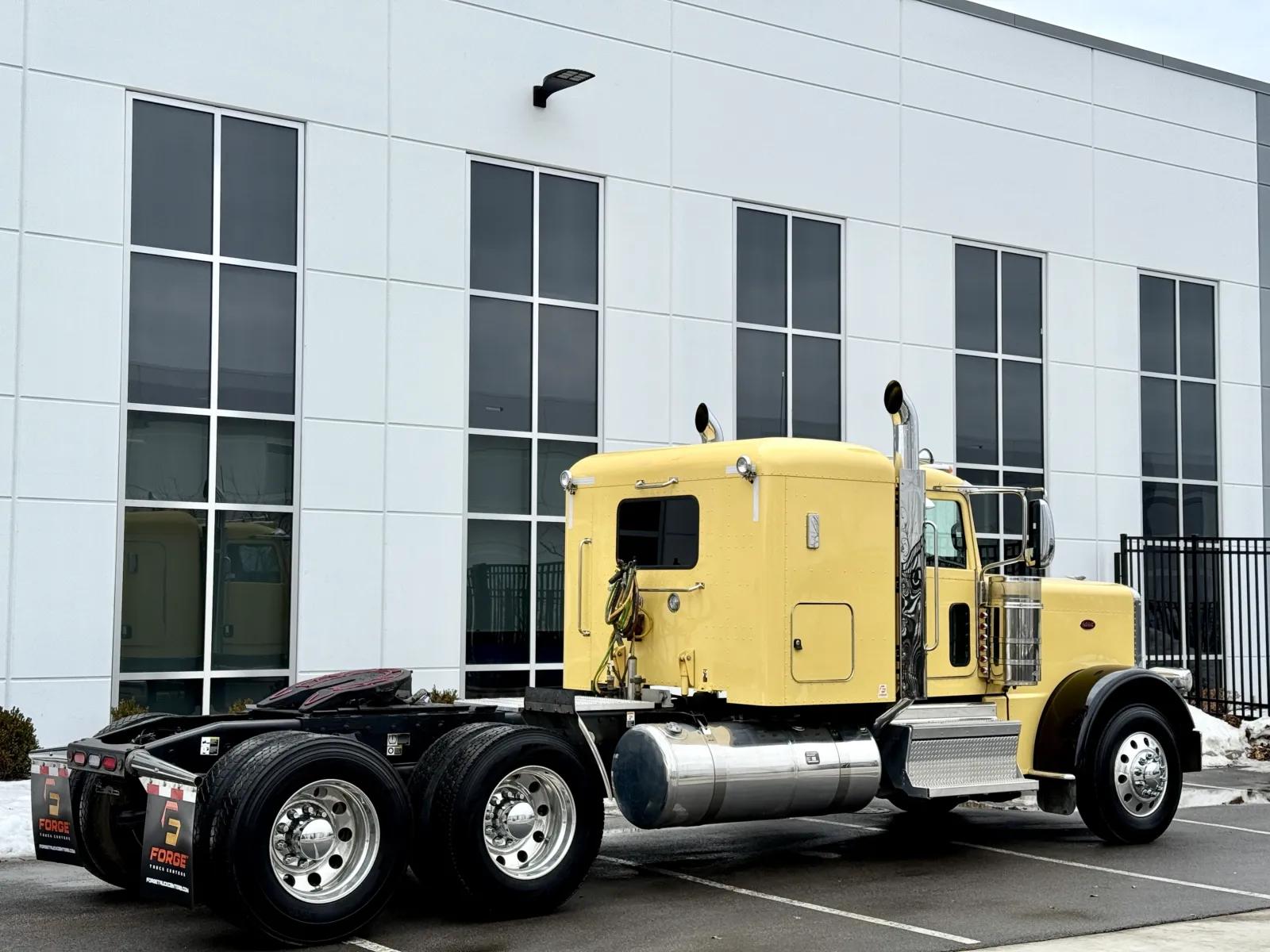 2023 Peterbilt 389 in New Lenox, IL — photo 5