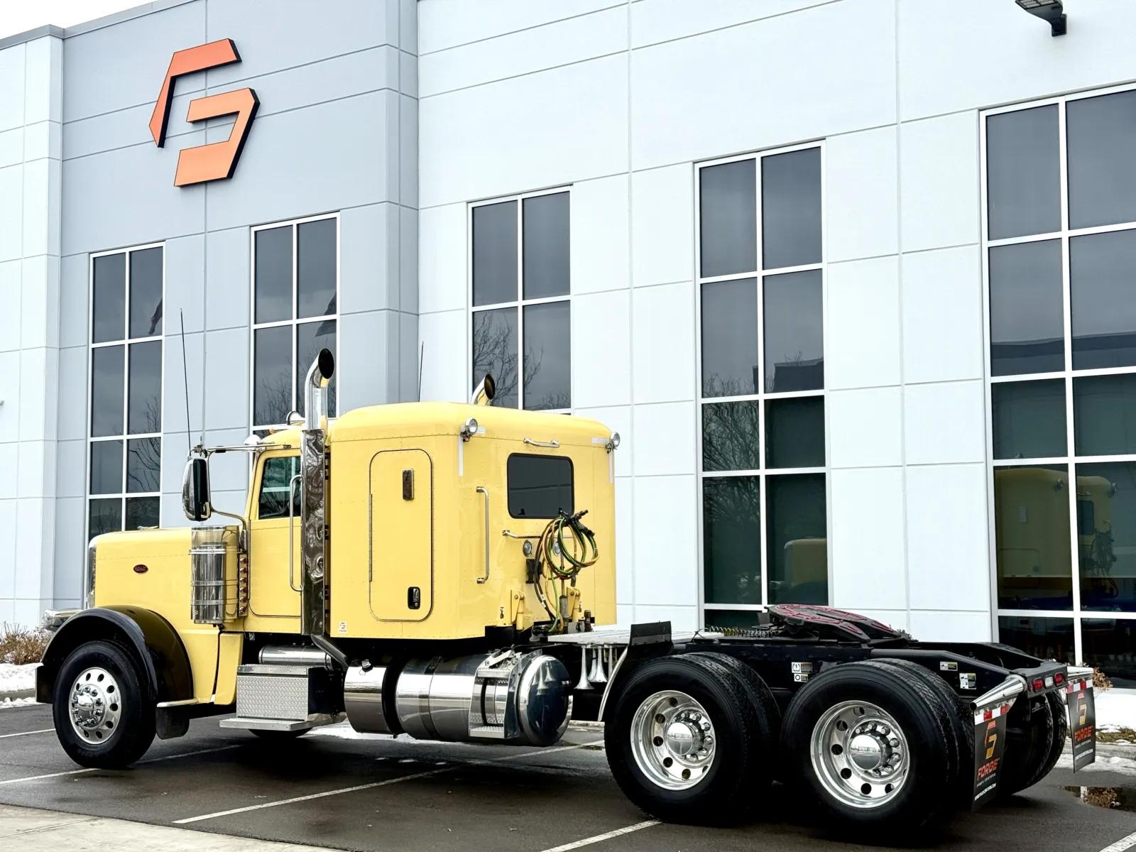 2023 Peterbilt 389 in New Lenox, IL — photo 6