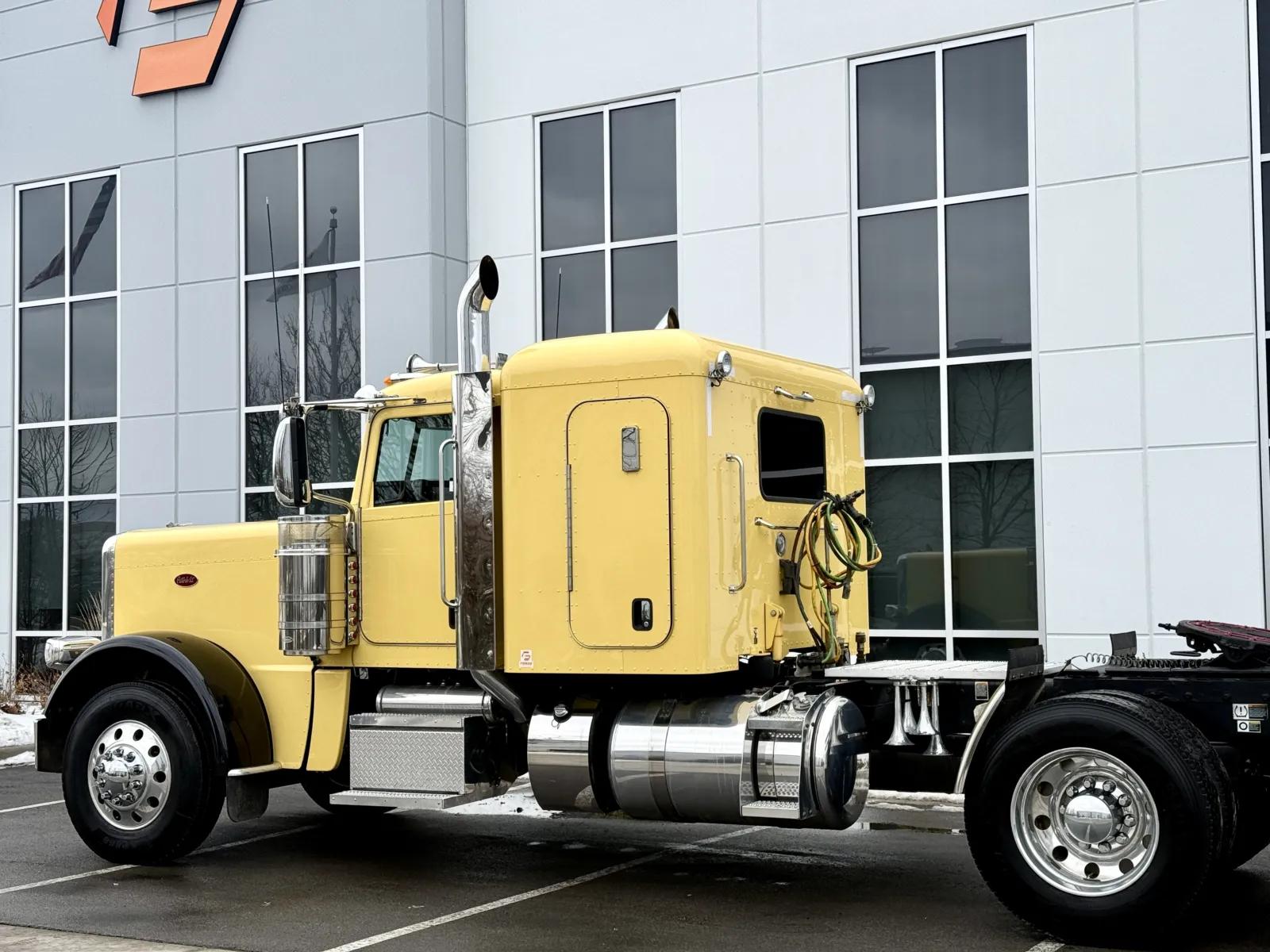 2023 Peterbilt 389 in New Lenox, IL — photo 8