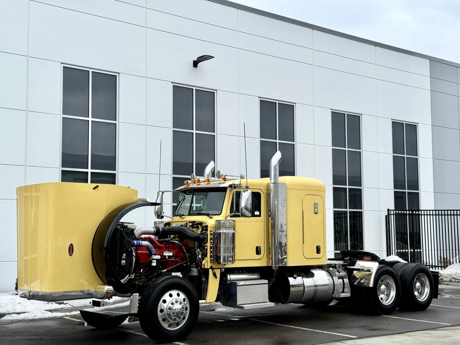 2023 Peterbilt 389 in New Lenox, IL — photo 10