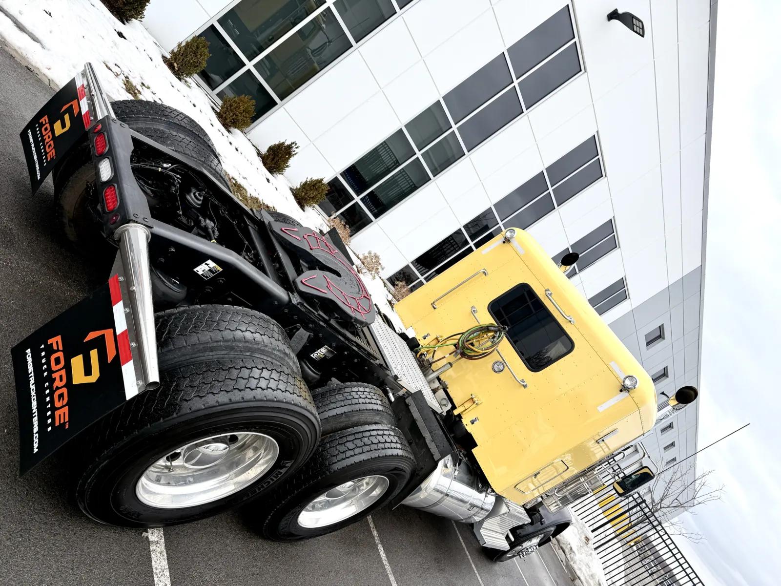 2023 Peterbilt 389 in New Lenox, IL — photo 11