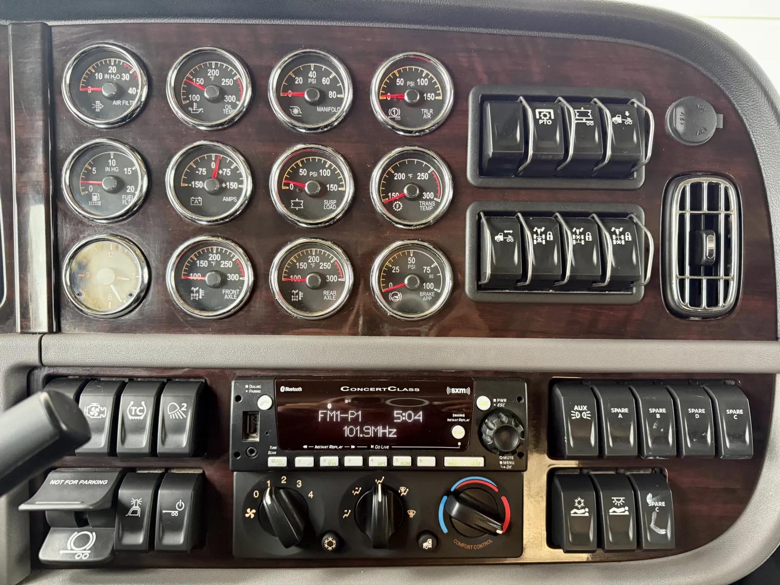 2023 Peterbilt 389 in New Lenox, IL — photo 18