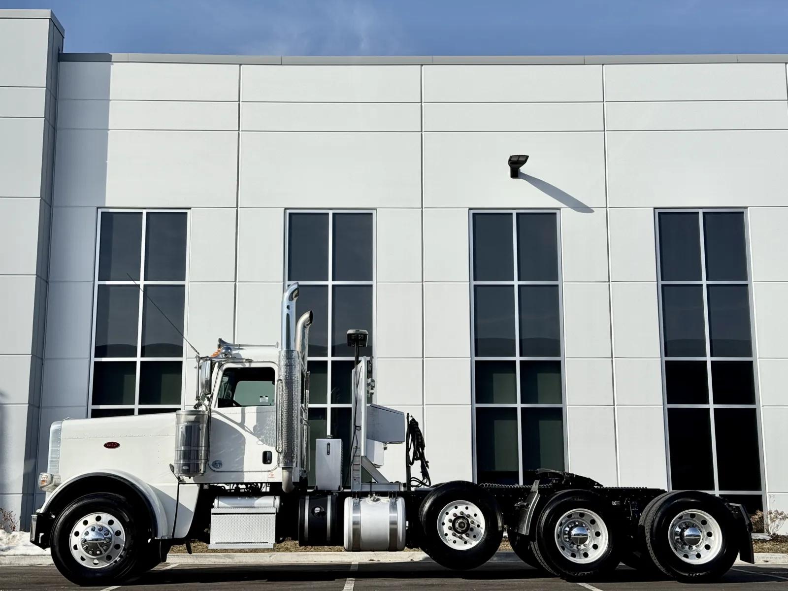 2018 Peterbilt 389 in New Lenox, IL — photo 4