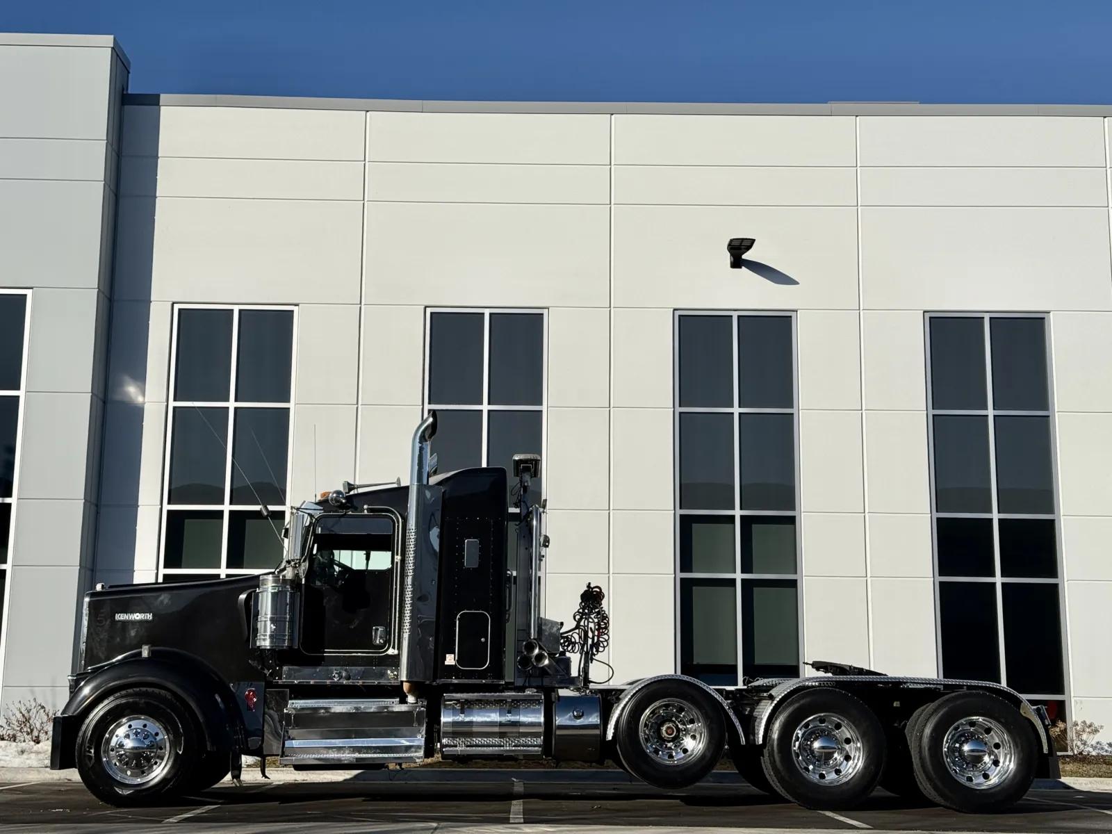 2013 Kenworth W900 in New Lenox, IL — photo 4