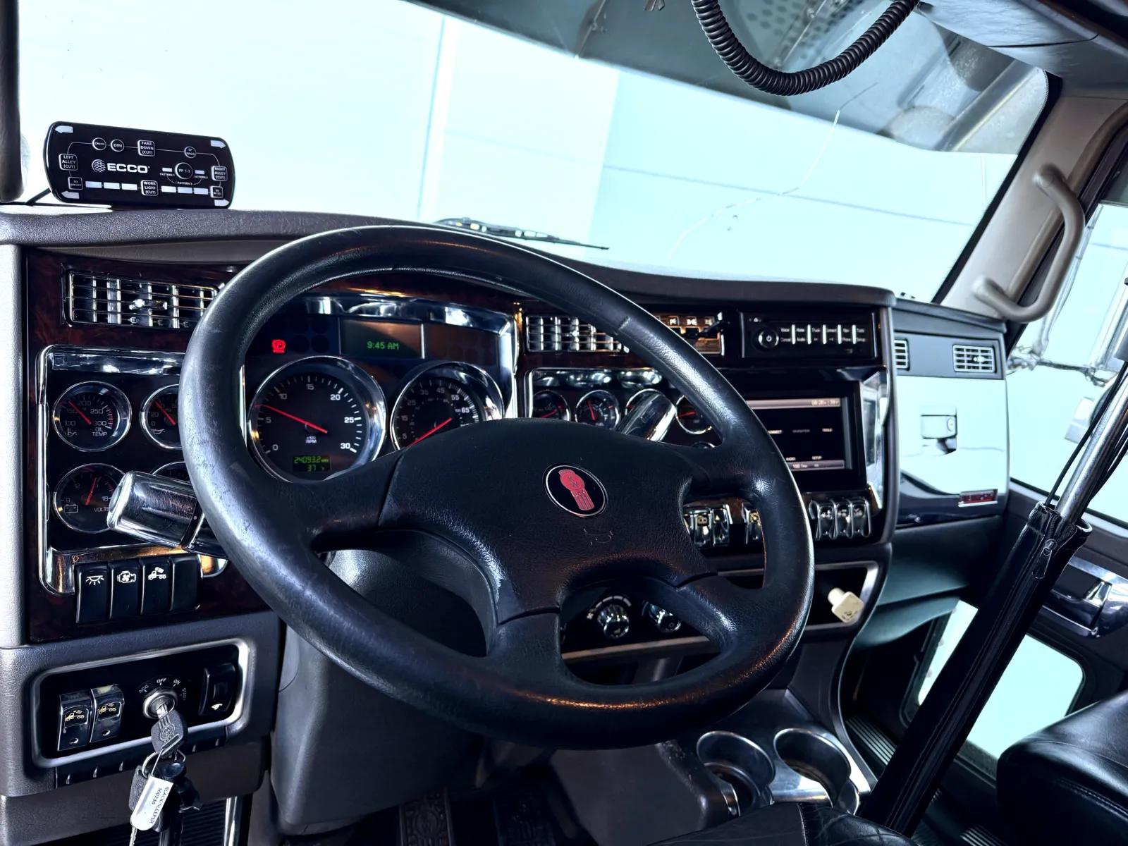 2013 Kenworth W900 in New Lenox, IL — photo 15
