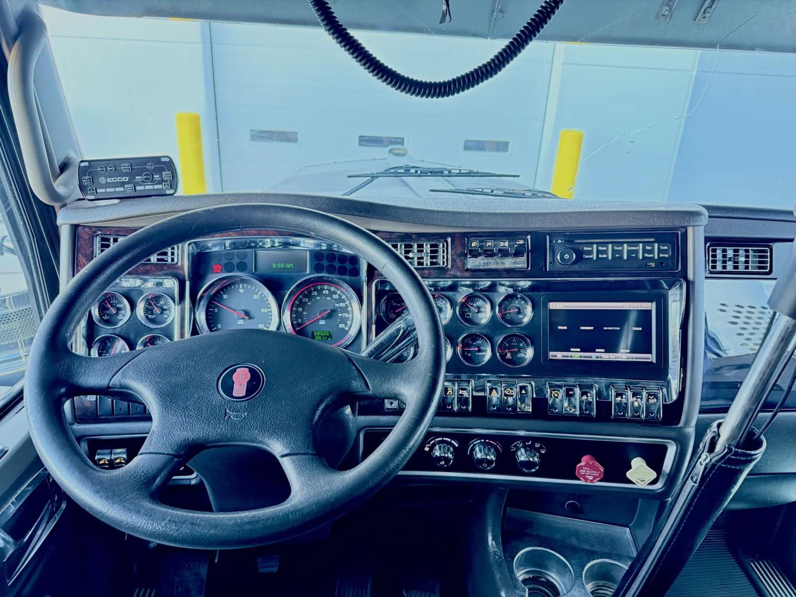 2013 Kenworth W900 in New Lenox, IL — photo 16
