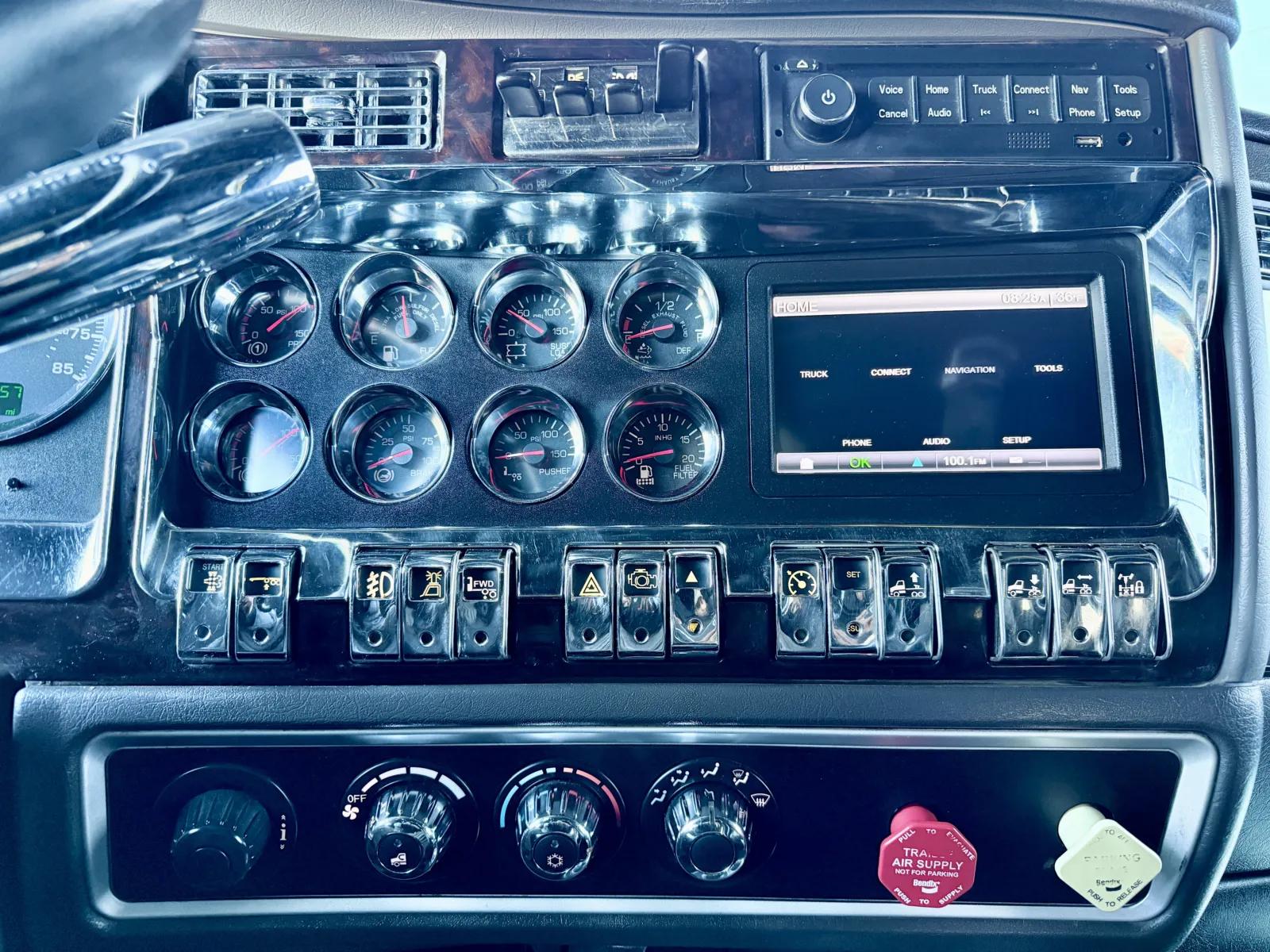 2013 Kenworth W900 in New Lenox, IL — photo 18