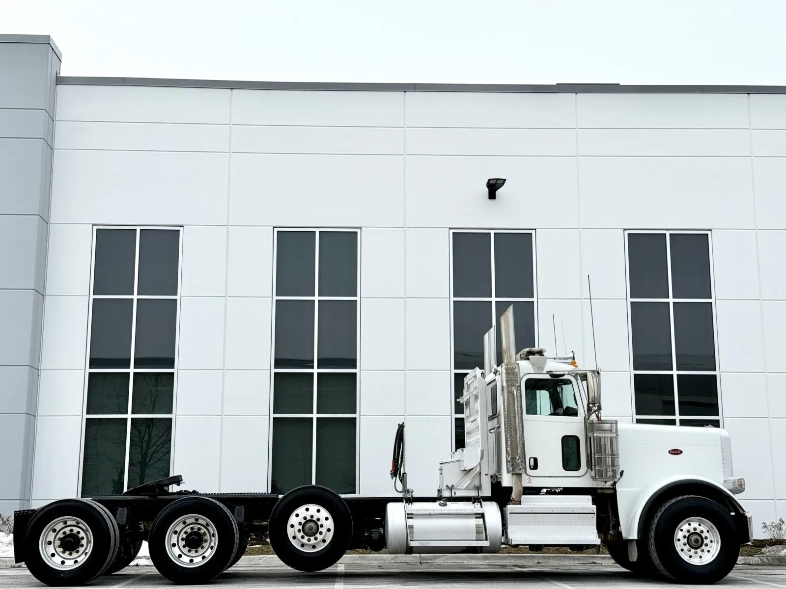 2018 Peterbilt 389 in New Lenox, IL — photo 3