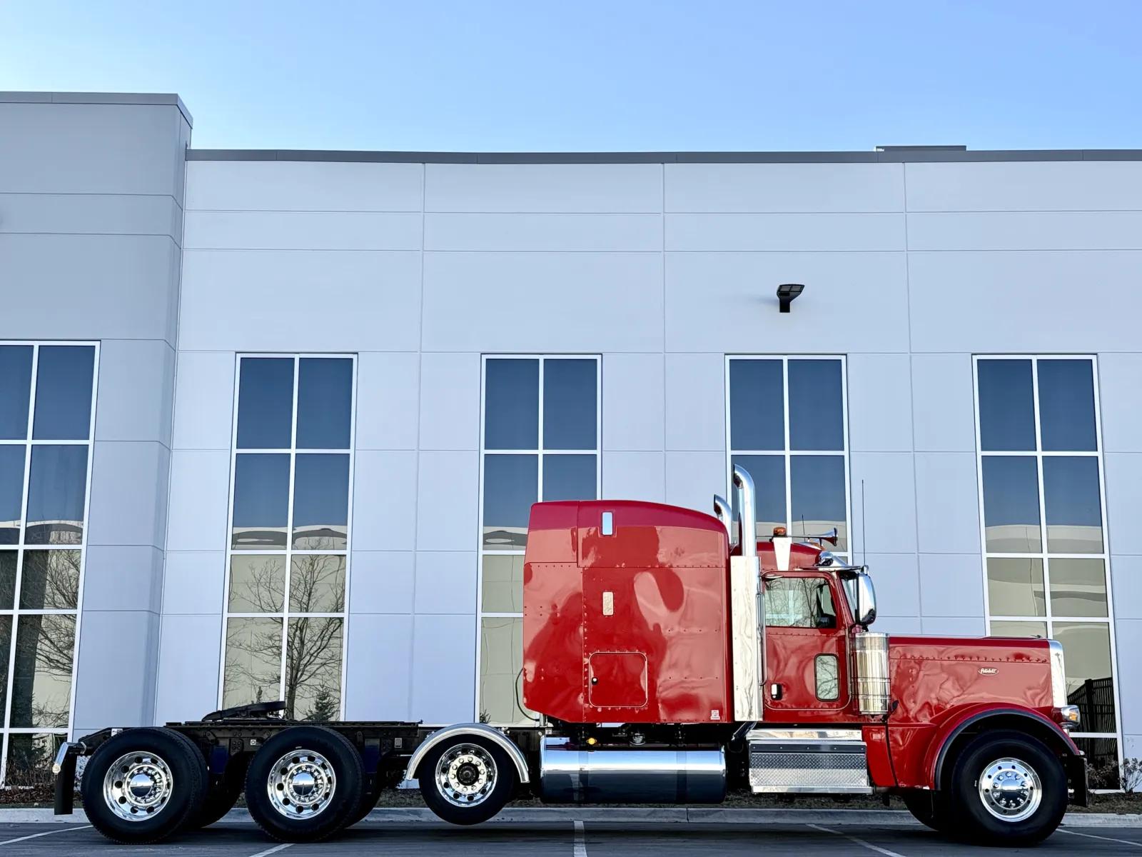 2024 Peterbilt 389 in New Lenox, IL — photo 3