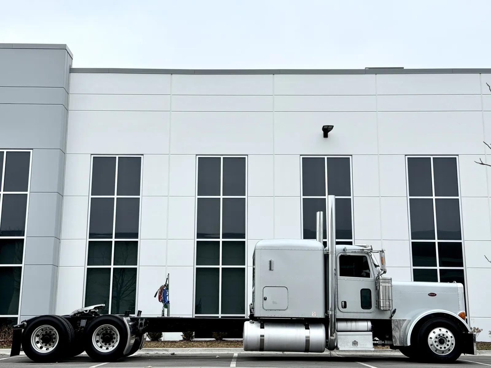 2007 Peterbilt 379 in New Lenox, IL — photo 3