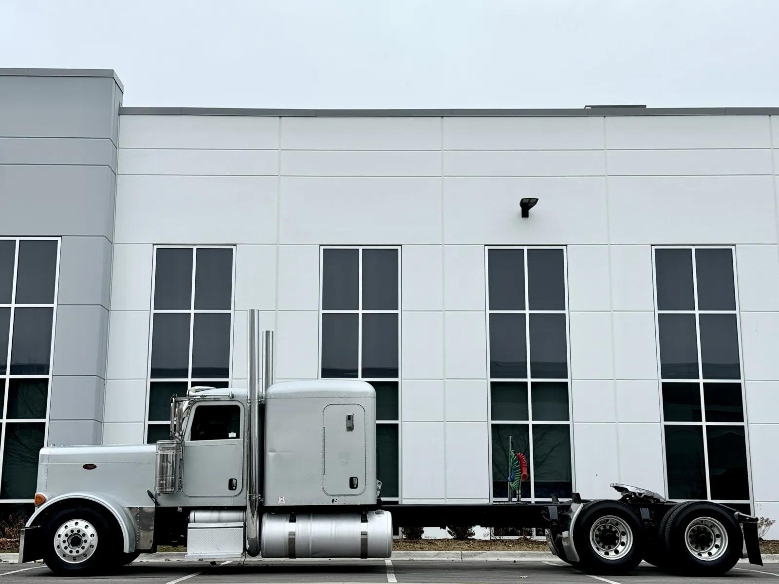 2007 Peterbilt 379 in New Lenox, IL — photo 4