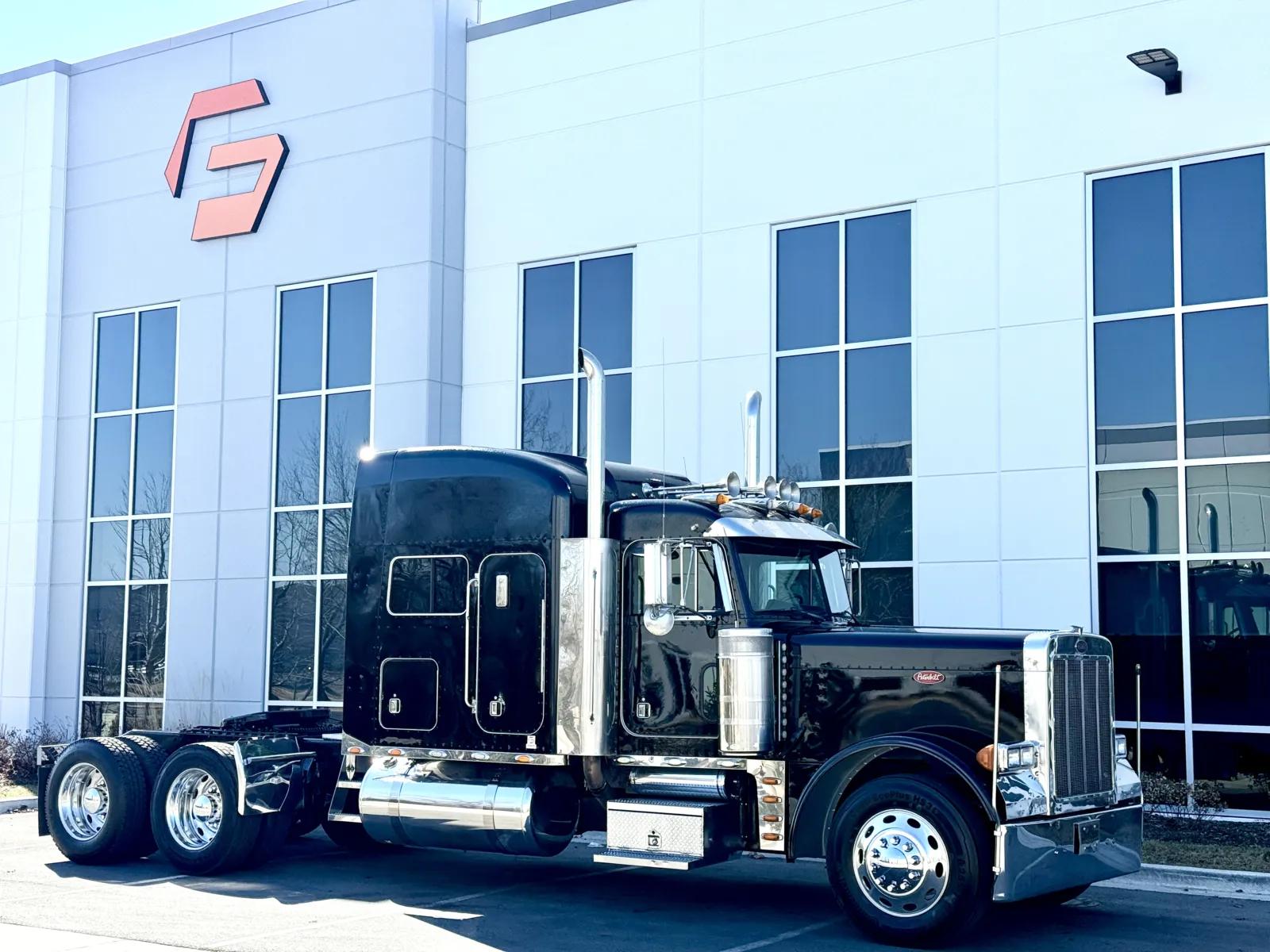 2000 Peterbilt 379 in New Lenox, IL — photo 2