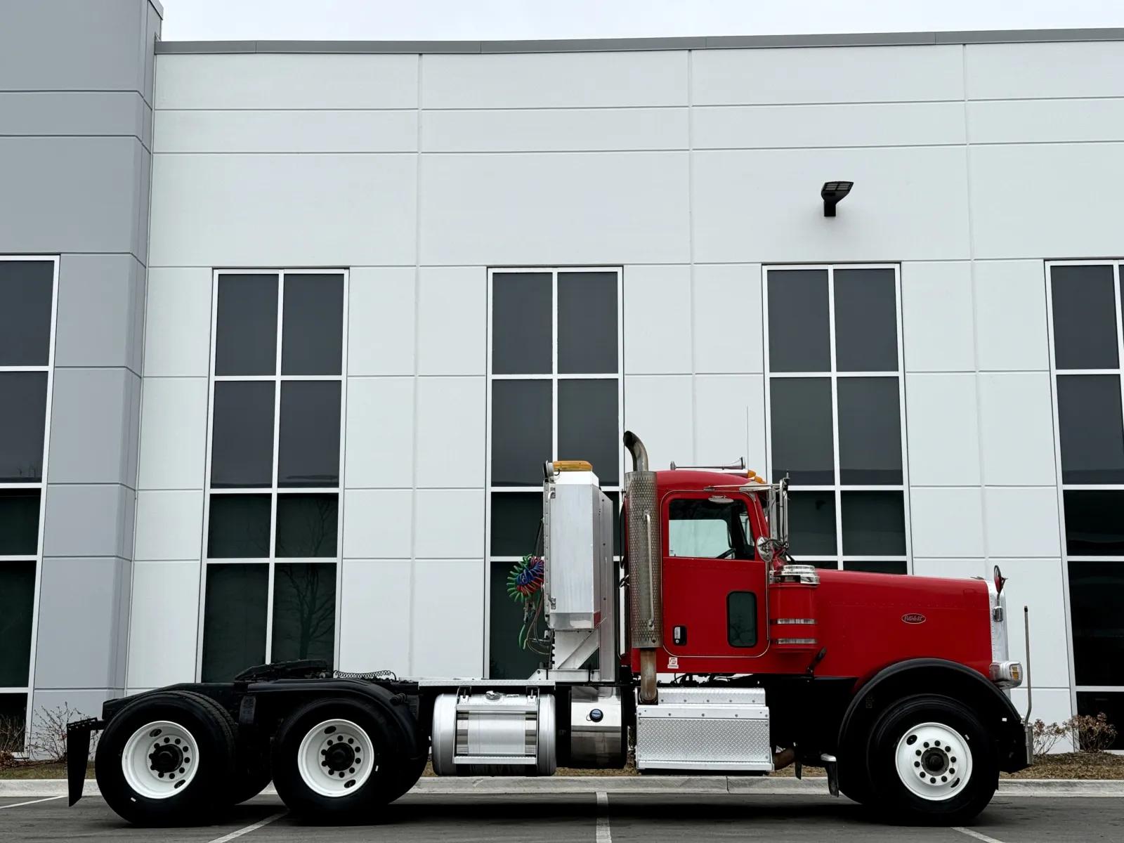 2014 Peterbilt 388 in New Lenox, IL — photo 3