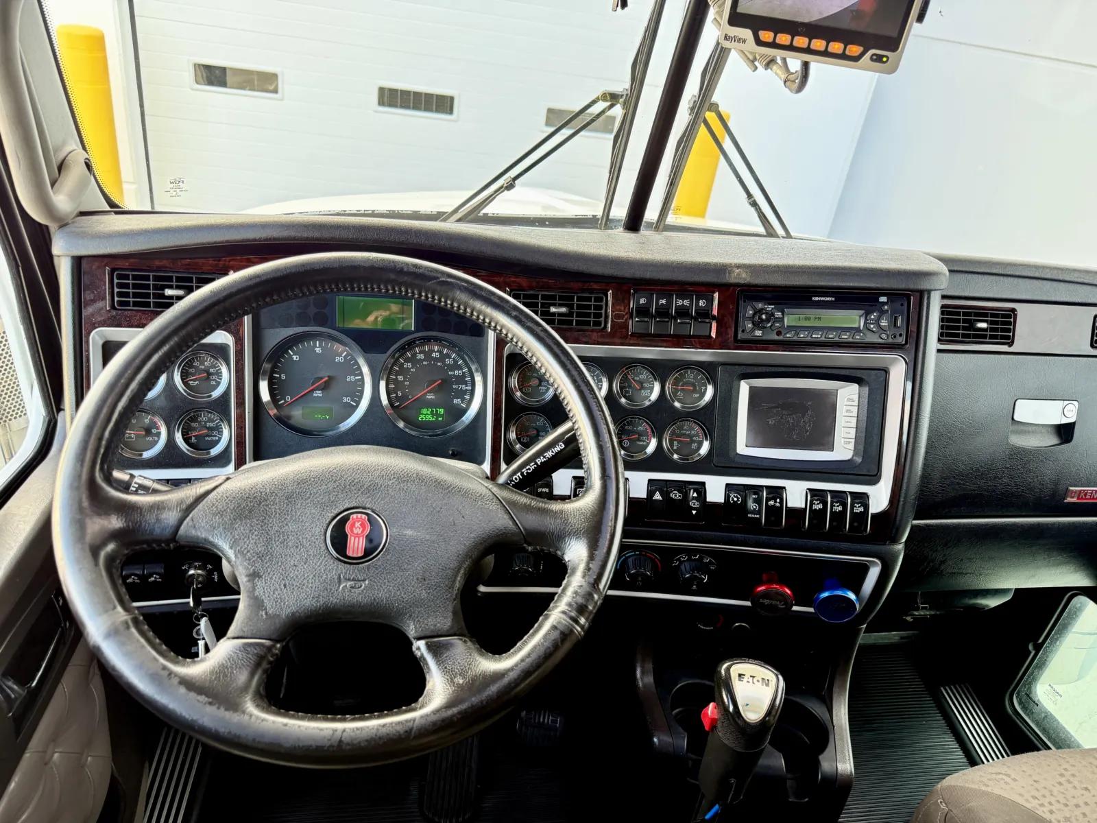2011 Kenworth T800 in New Lenox, IL — photo 32
