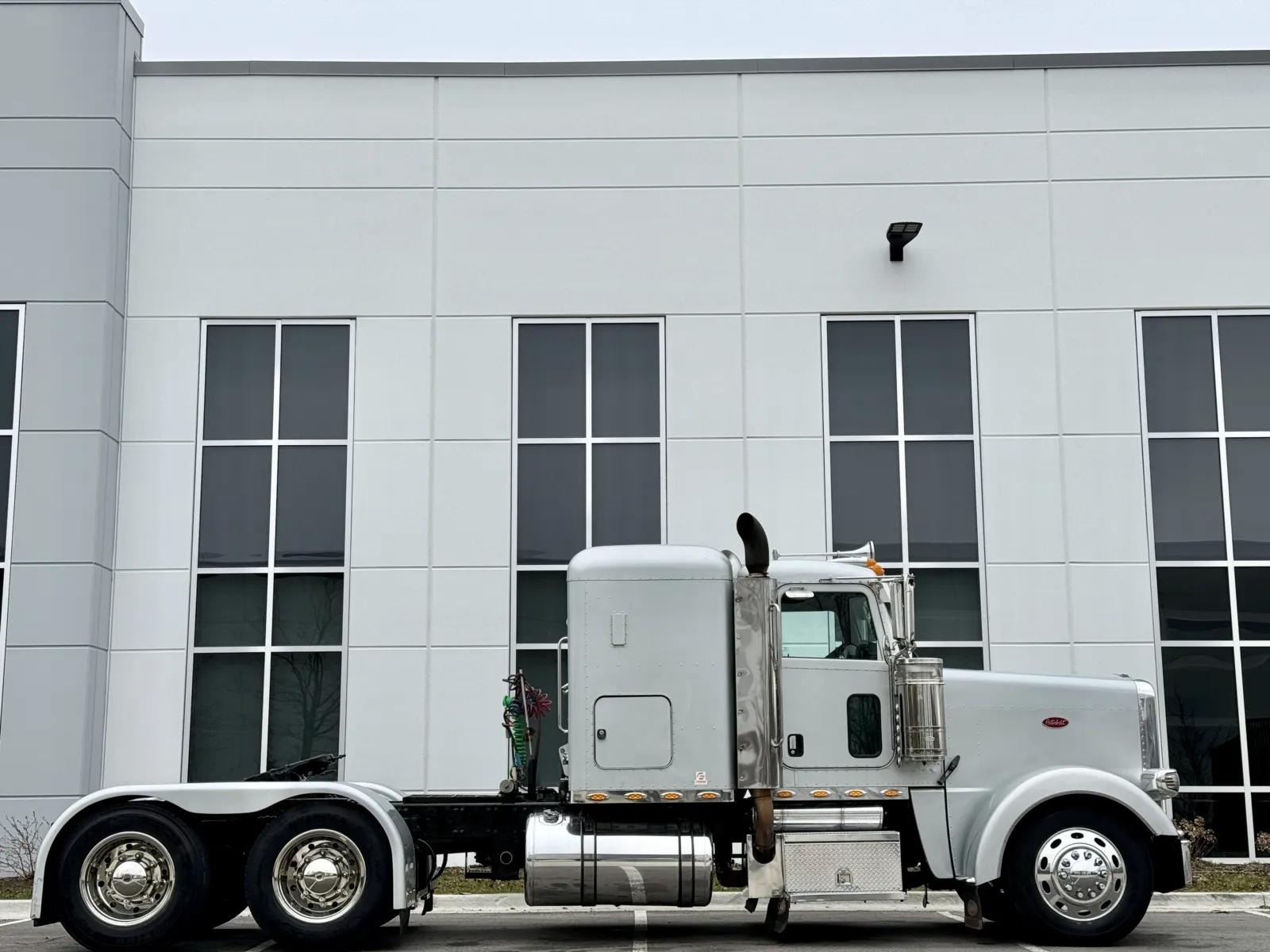 2008 Peterbilt 388 in New Lenox, IL — photo 3
