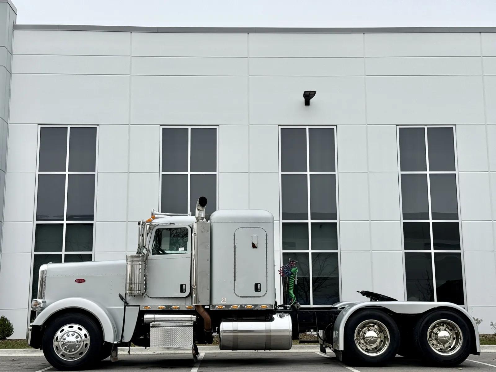 2008 Peterbilt 388 in New Lenox, IL — photo 4
