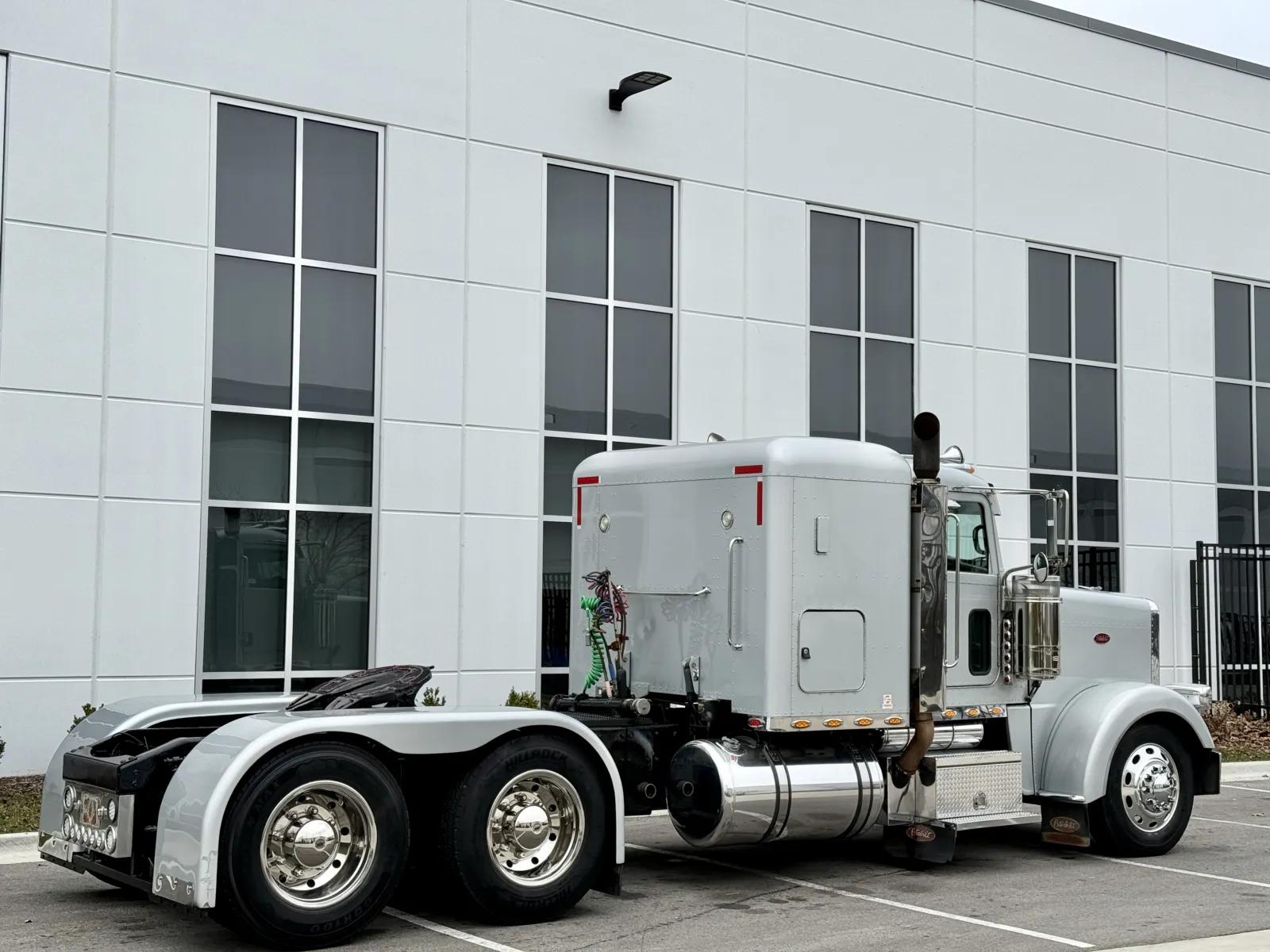 2008 Peterbilt 388 in New Lenox, IL — photo 5