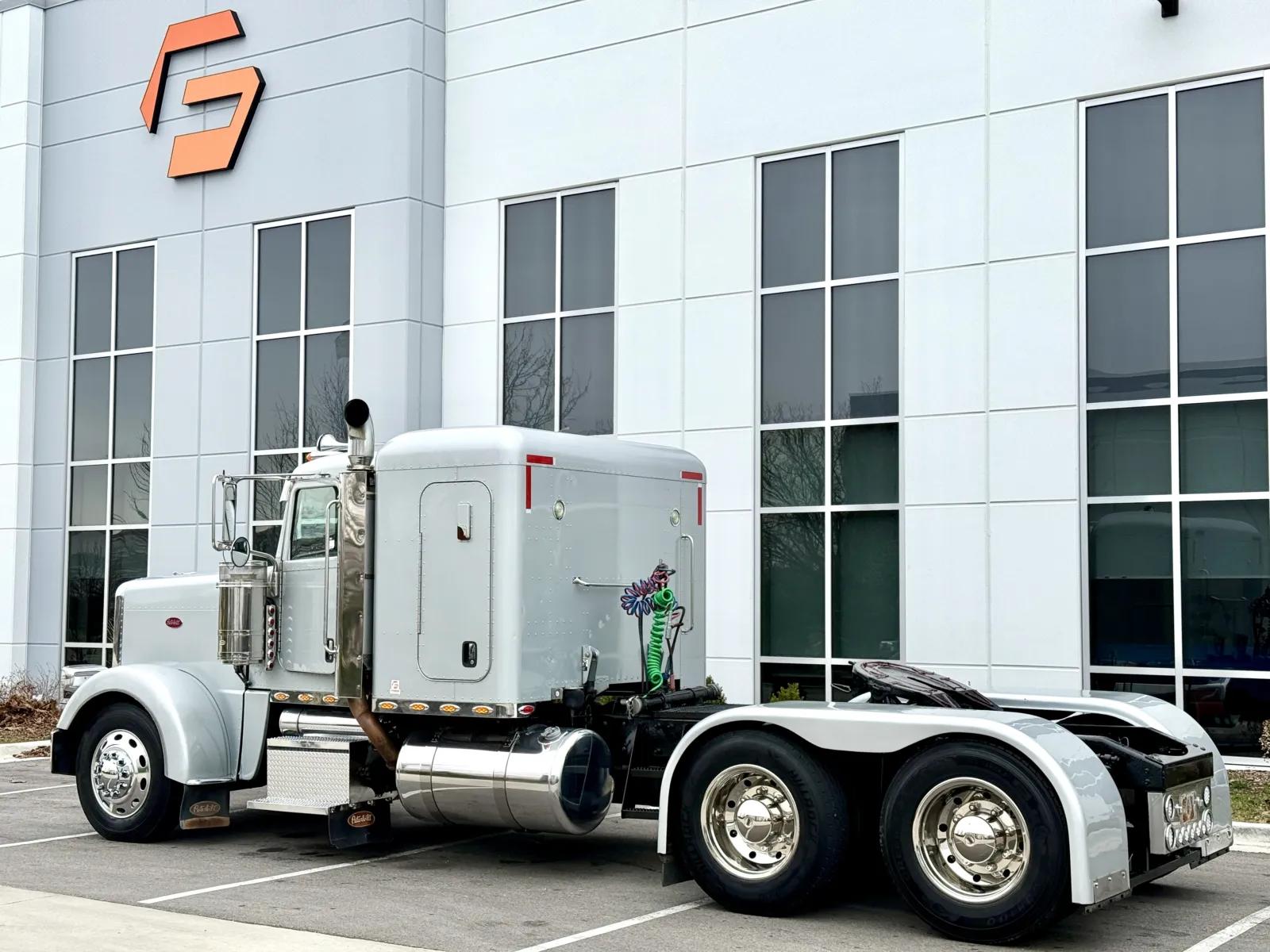 2008 Peterbilt 388 in New Lenox, IL — photo 6