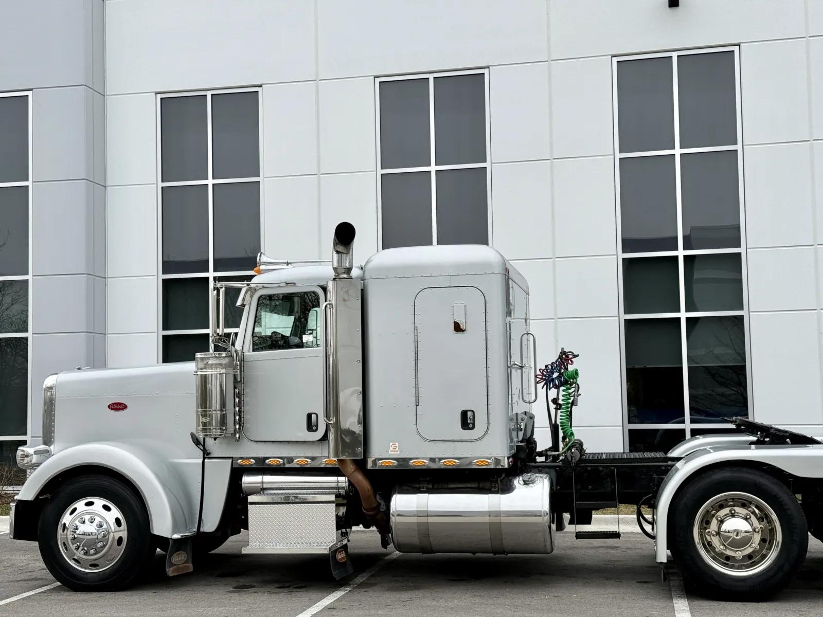 2008 Peterbilt 388 in New Lenox, IL — photo 8