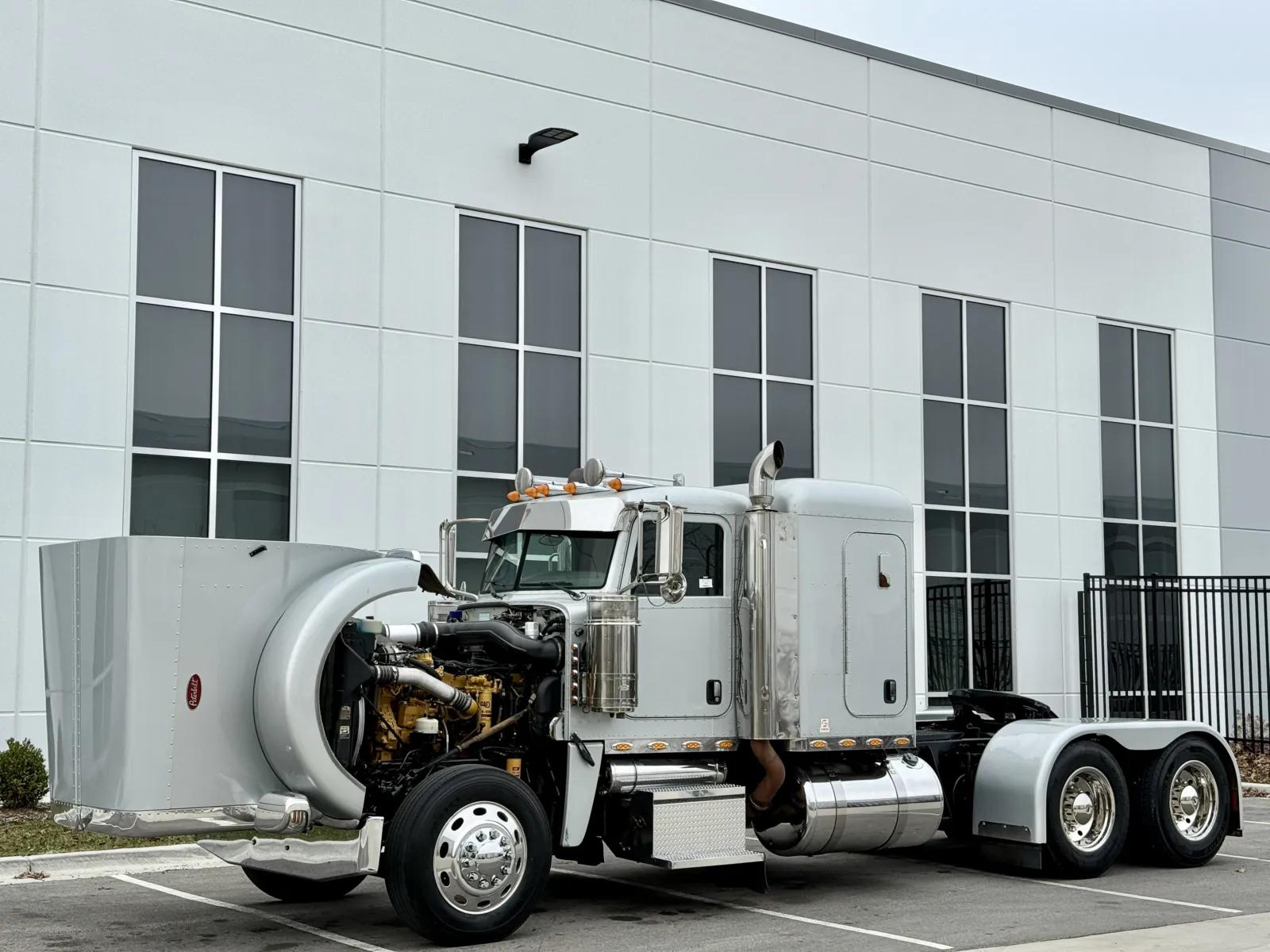2008 Peterbilt 388 in New Lenox, IL — photo 10