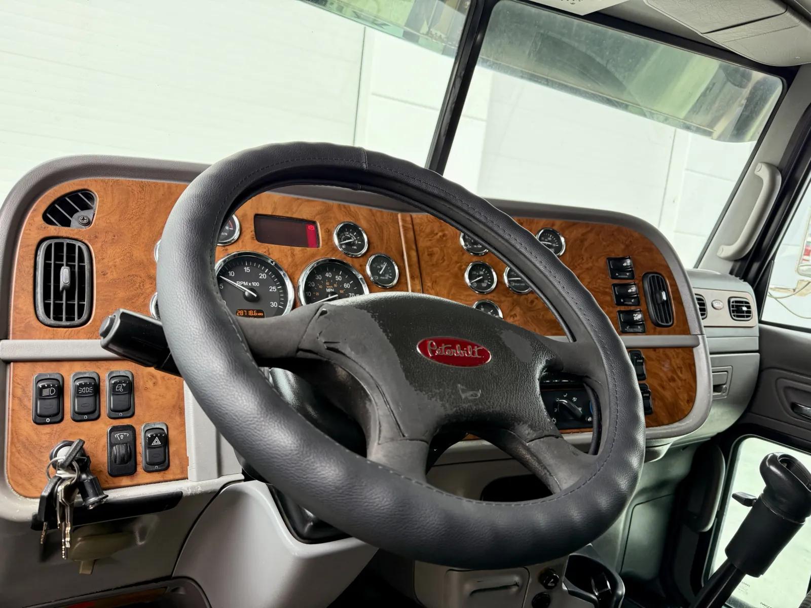 2008 Peterbilt 388 in New Lenox, IL — photo 15