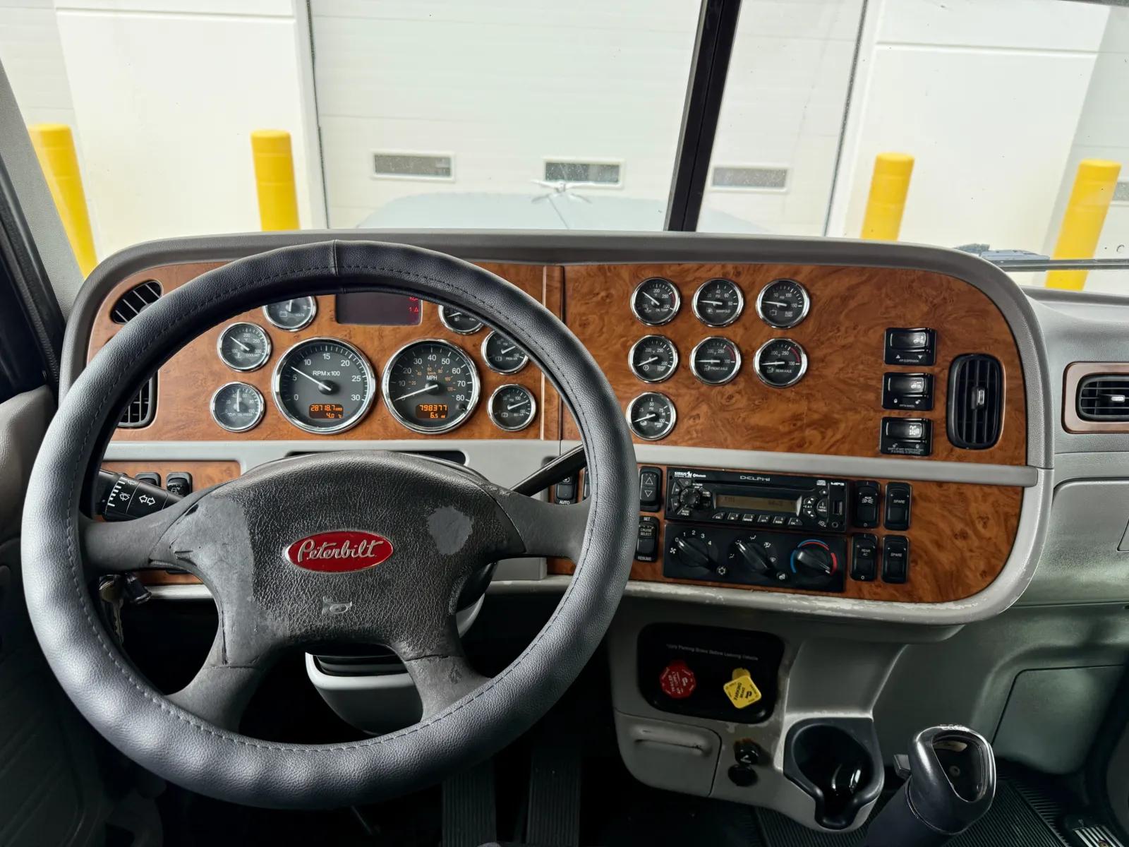 2008 Peterbilt 388 in New Lenox, IL — photo 16