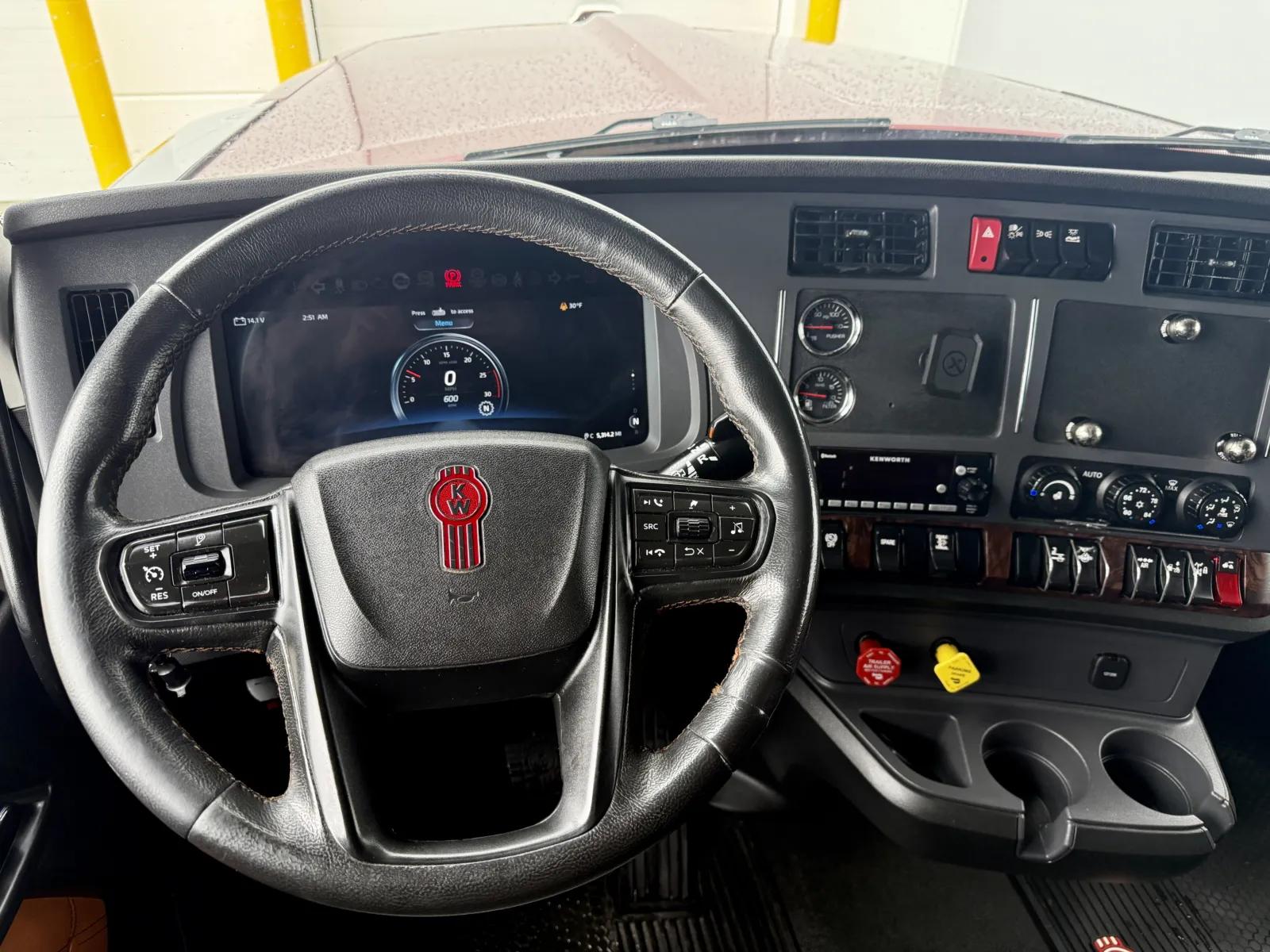 2024 Kenworth W990 in New Lenox, IL — photo 16