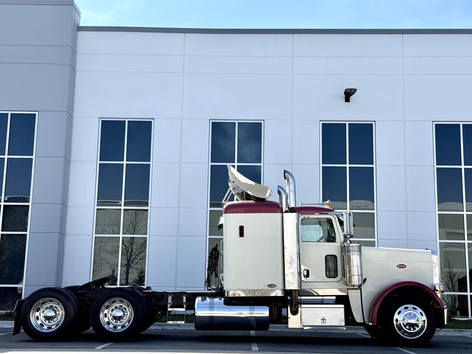 2008 Peterbilt 388 in New Lenox, IL — photo 3