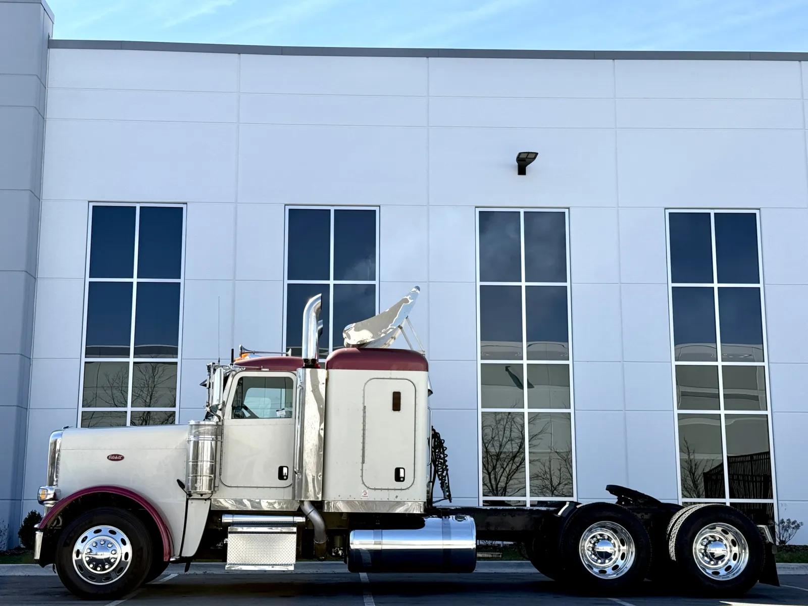 2008 Peterbilt 388 in New Lenox, IL — photo 4
