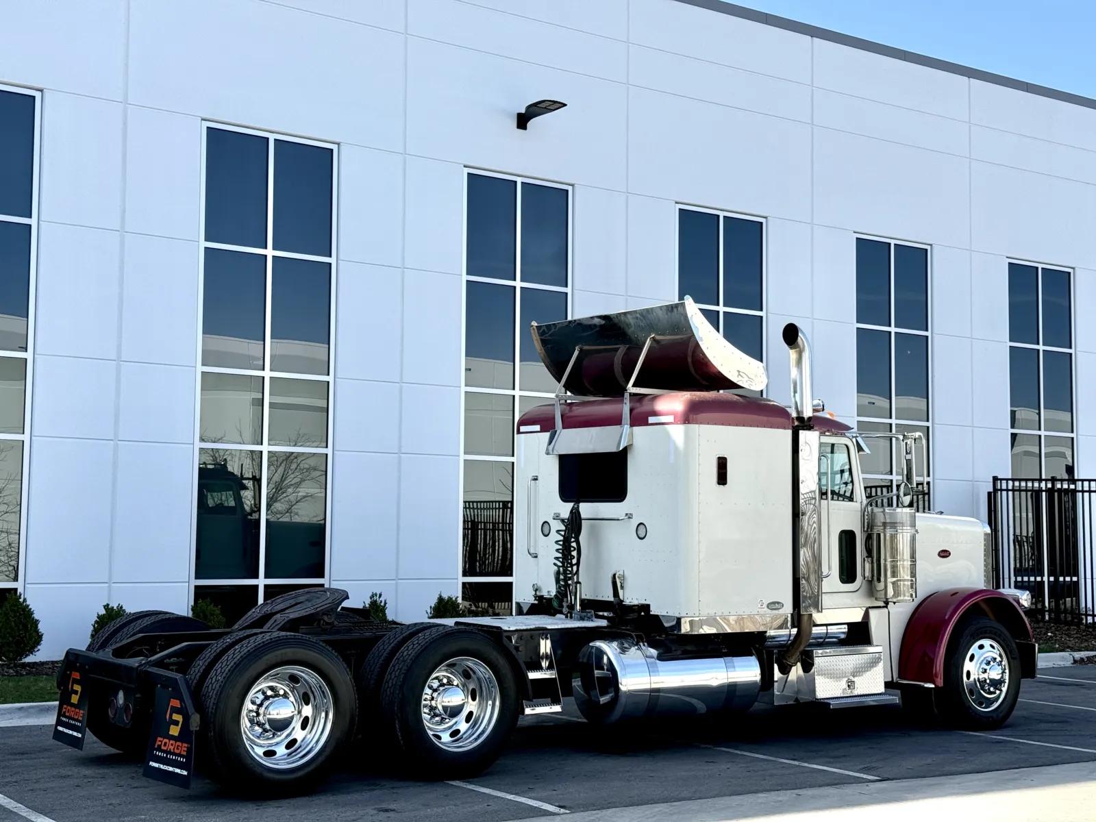 2008 Peterbilt 388 in New Lenox, IL — photo 5